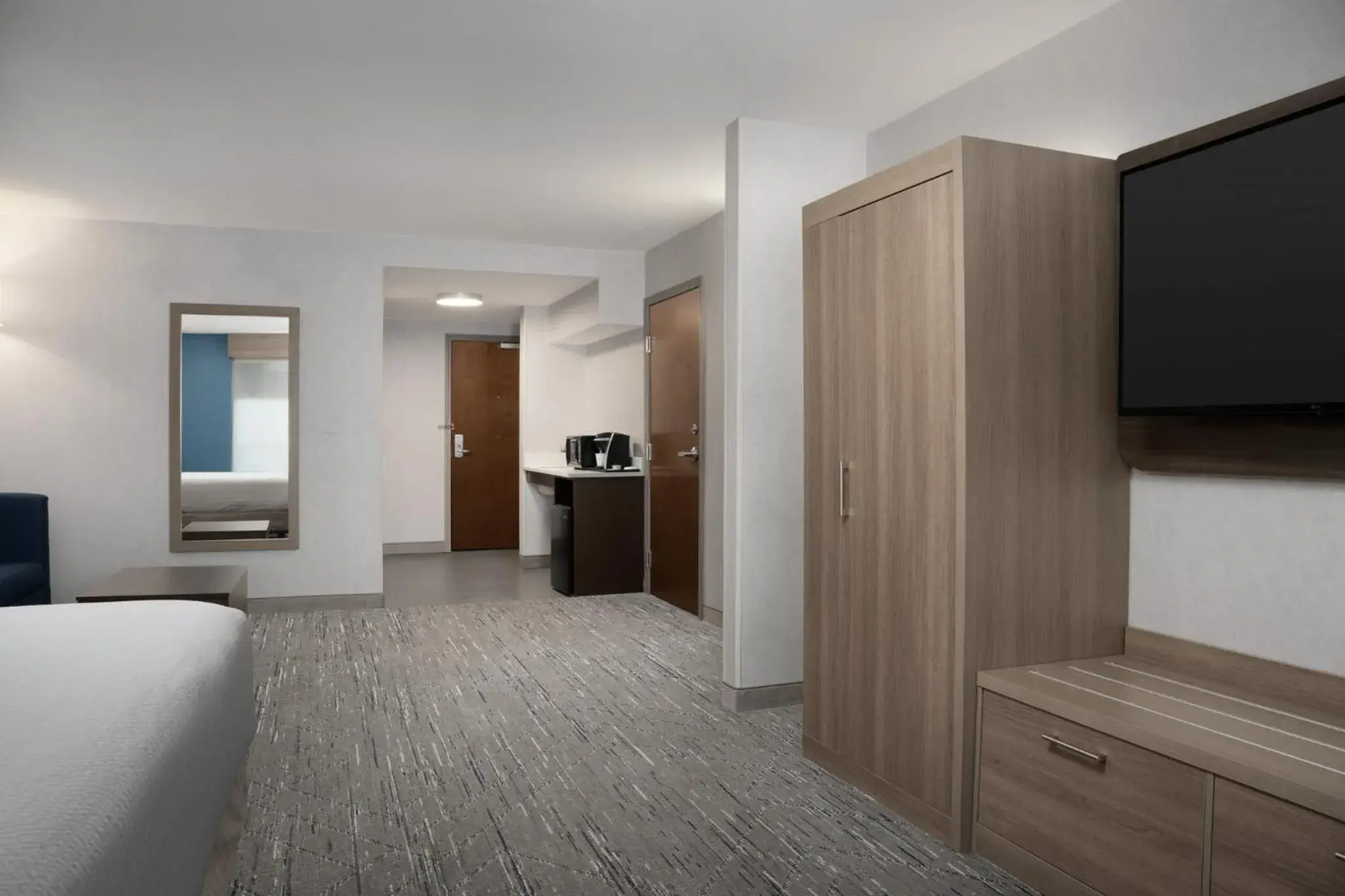 King Studio Suite with Mobility Accessible Tub - Non-Smoking in Holiday Inn Express & Suites Alexandria - Fort Belvoir by IHG King Studio Suite with Mobility Accessible Tub - Non-Smoking in Holiday Inn Express & Suites Alexandria - Fort Belvoir by IHG