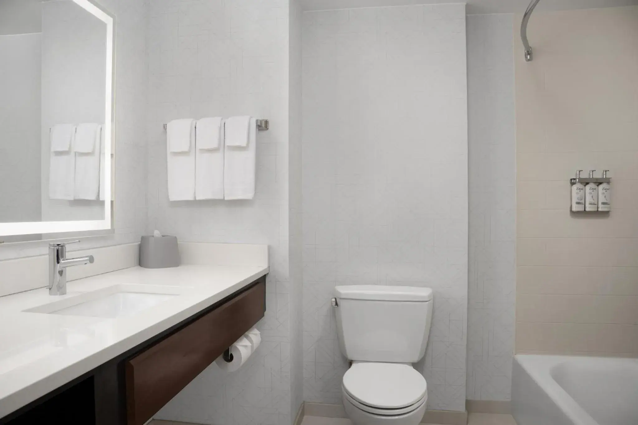 Standard King Room in Holiday Inn Express & Suites Alexandria - Fort Belvoir by IHG Standard King Room in Holiday Inn Express & Suites Alexandria - Fort Belvoir by IHG