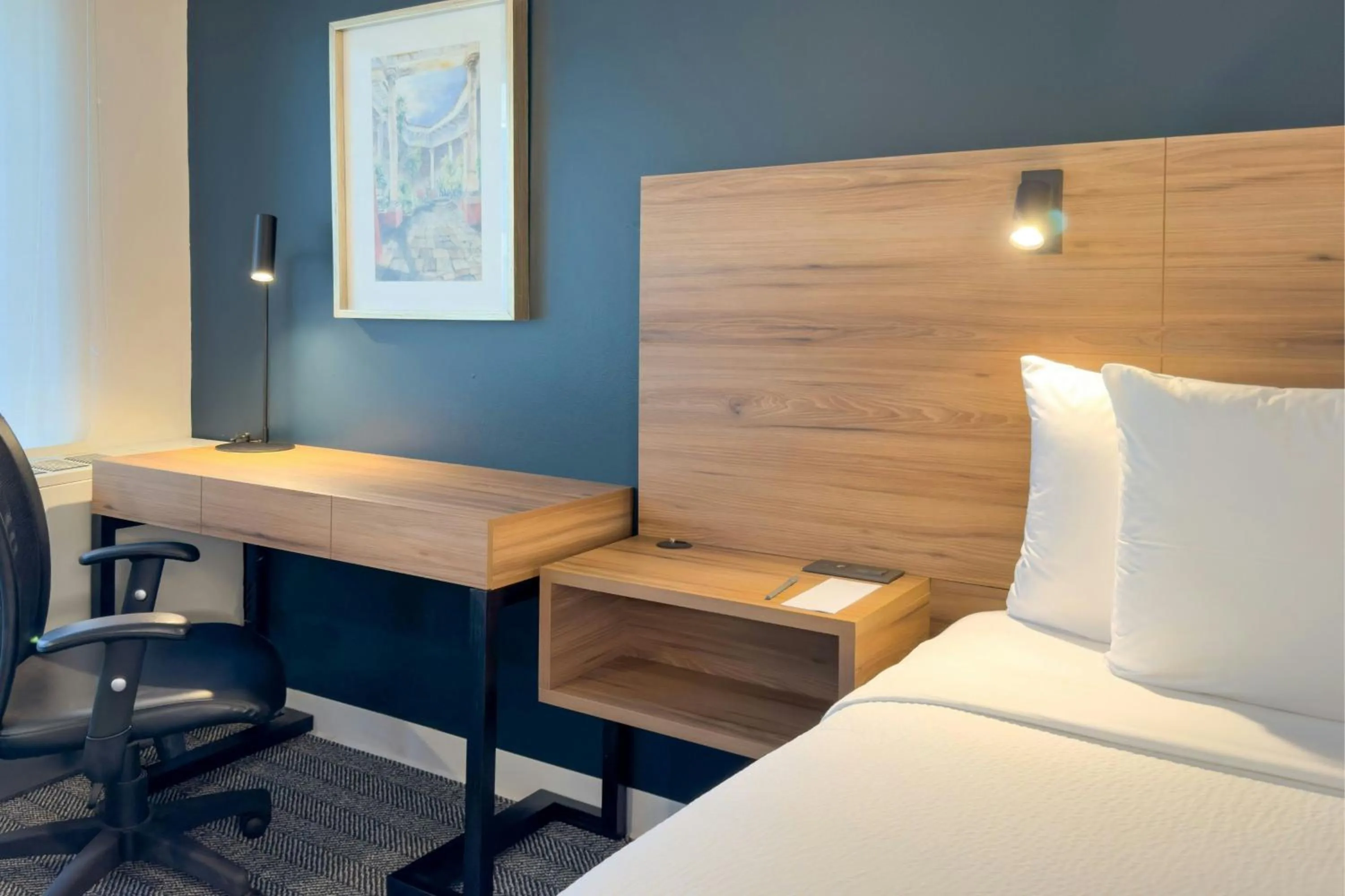 Photo of the whole room, Bed in Courtyard Toluca Airport