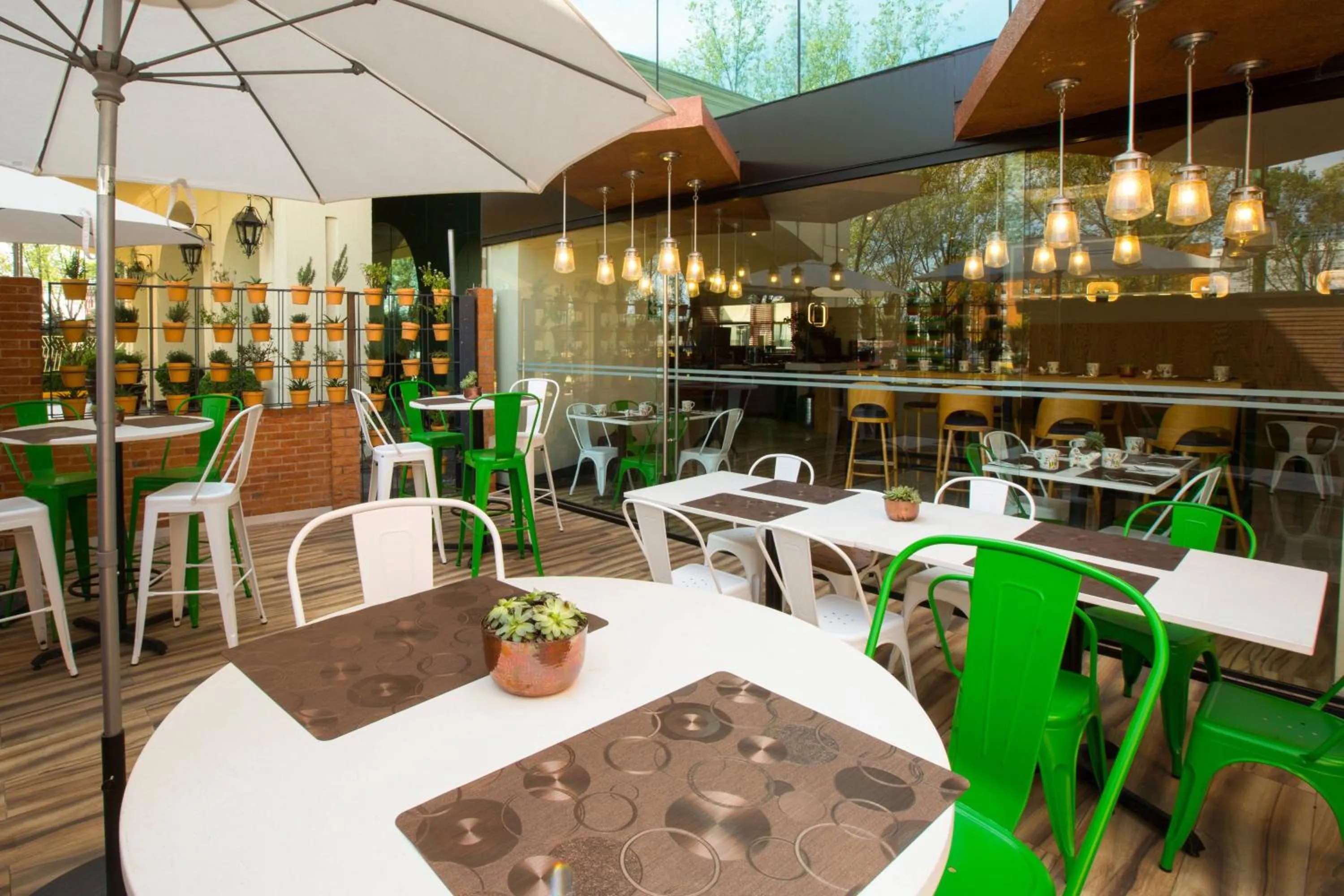 Restaurant/places to eat in Courtyard Toluca Airport