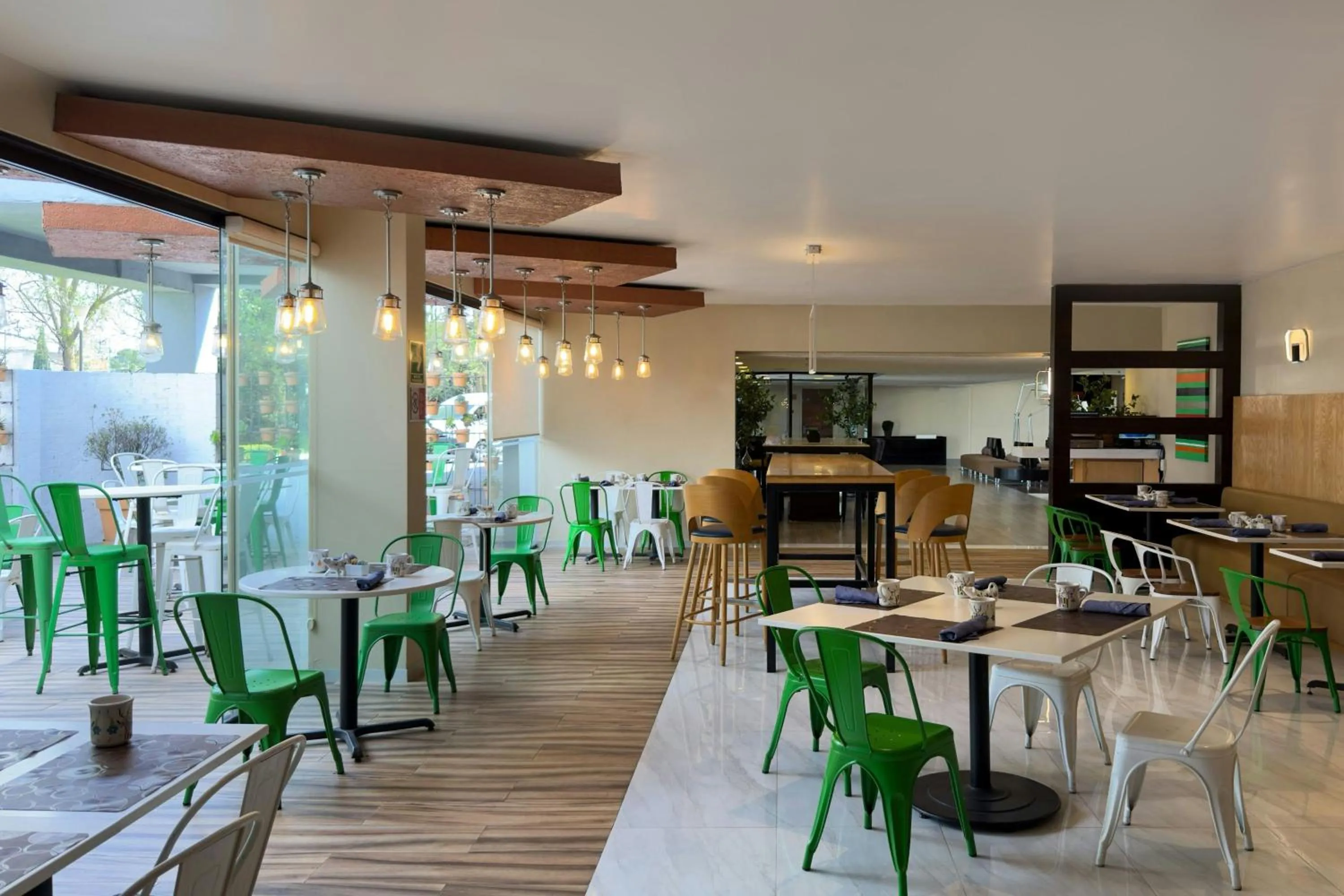 Restaurant/places to eat in Courtyard Toluca Airport