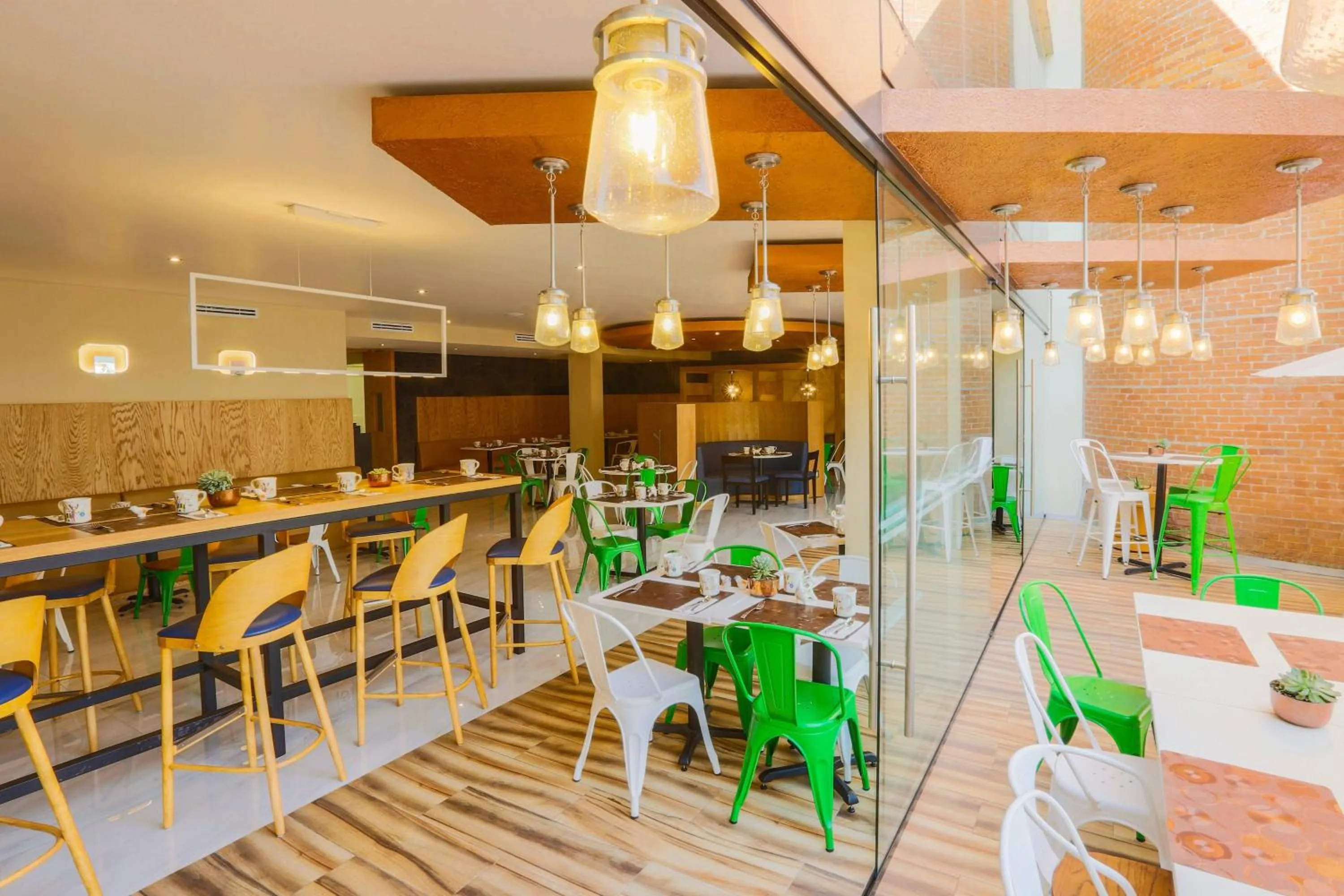 Restaurant/places to eat in Courtyard Toluca Airport