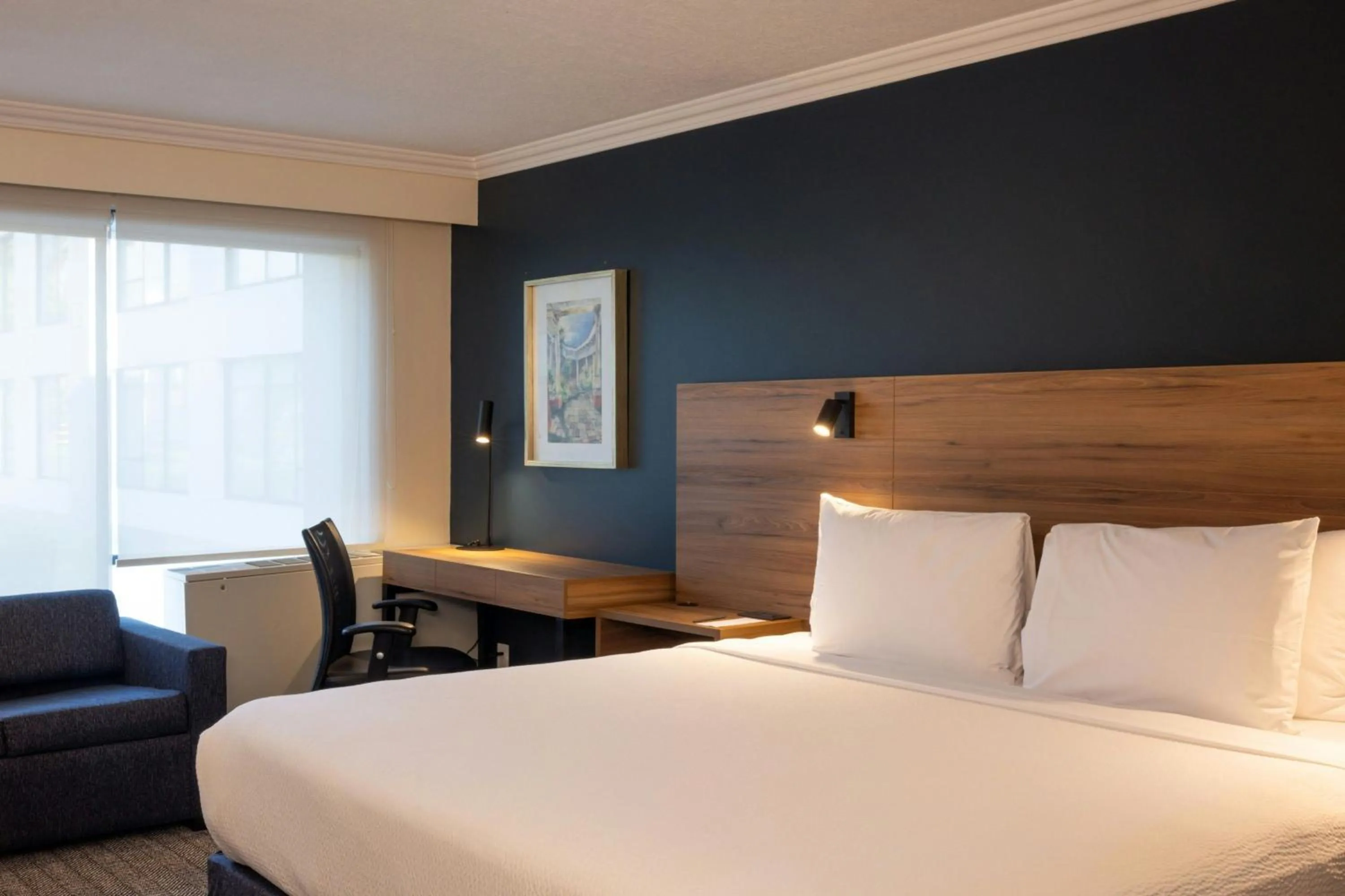 Photo of the whole room, Bed in Courtyard Toluca Airport