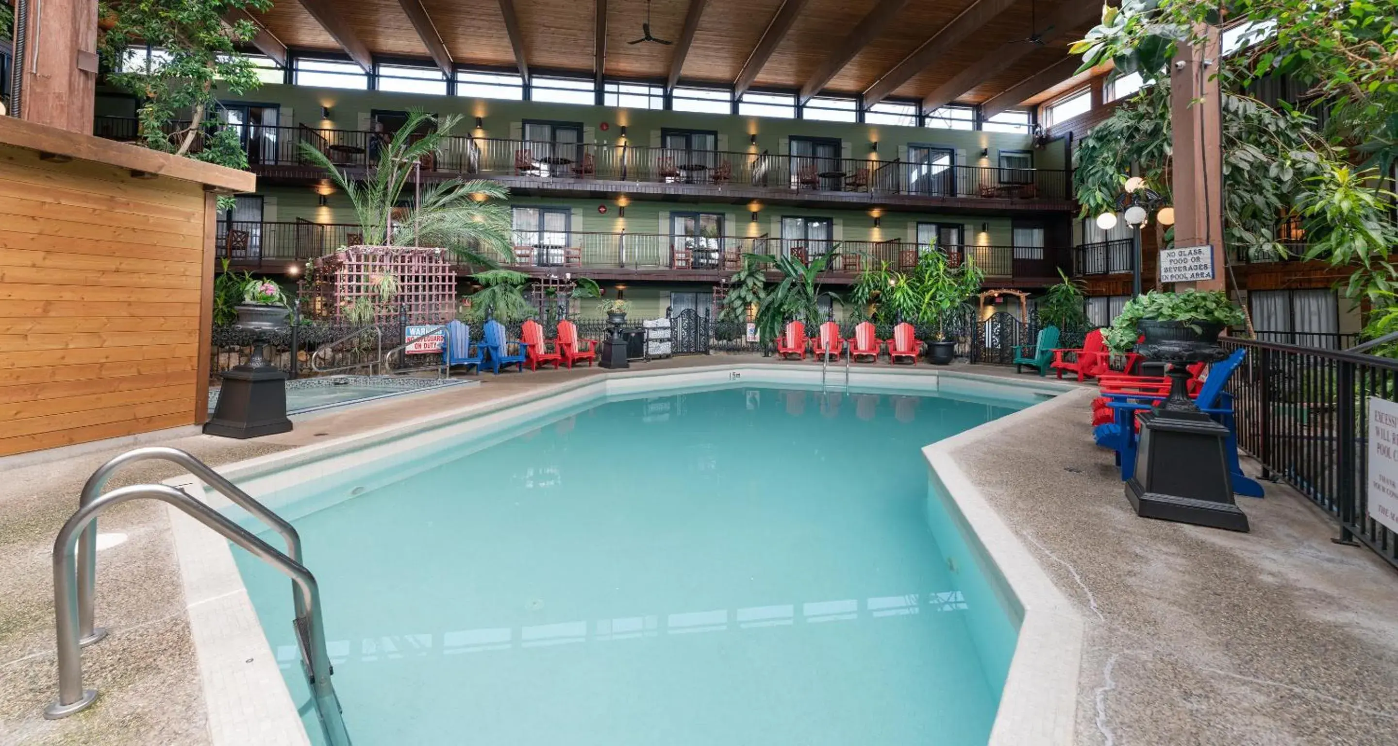 Swimming pool in Prestige Vernon Lodge Swimming pool in Prestige Vernon Lodge