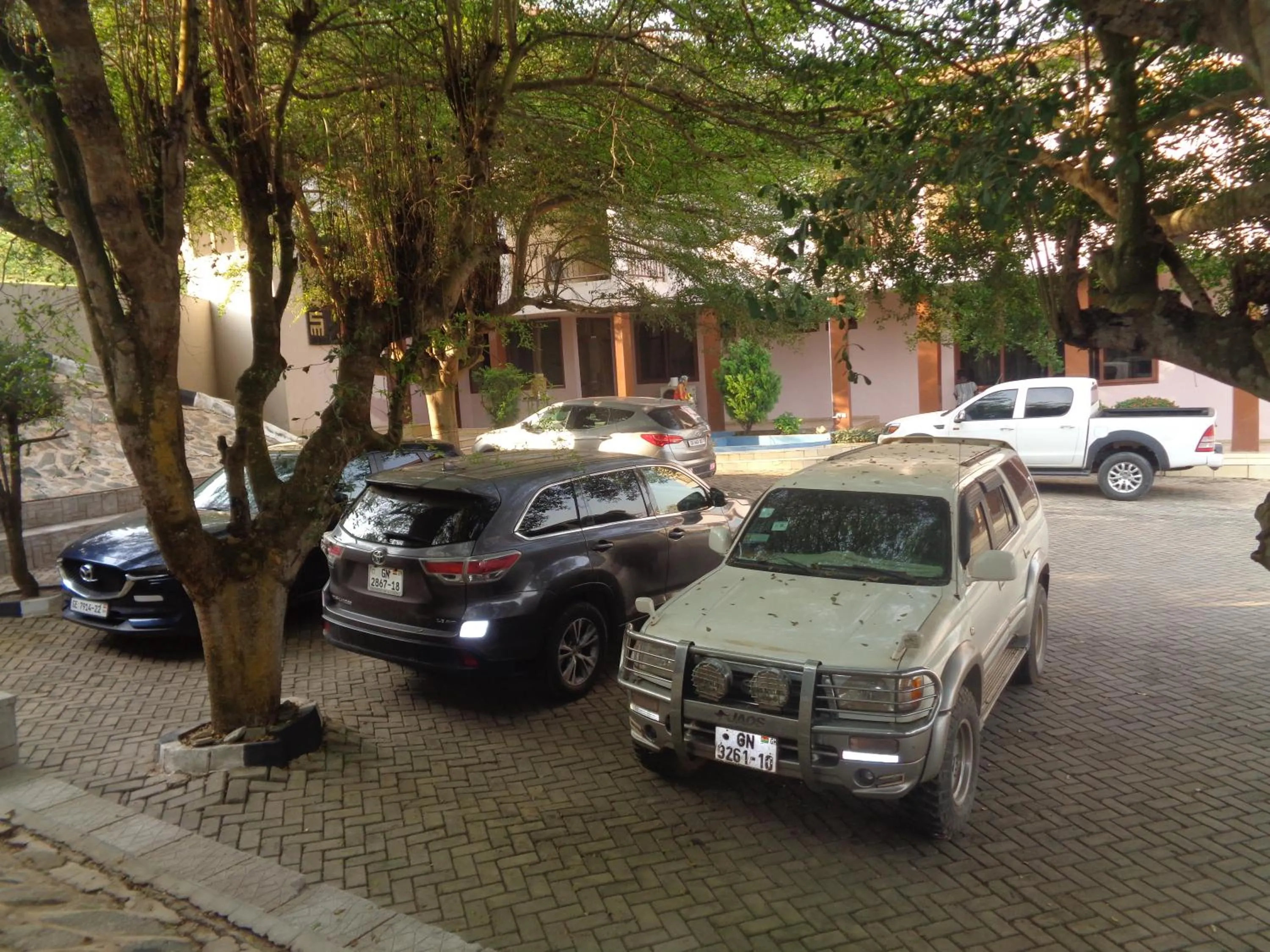 Parking in Queensland Hotel