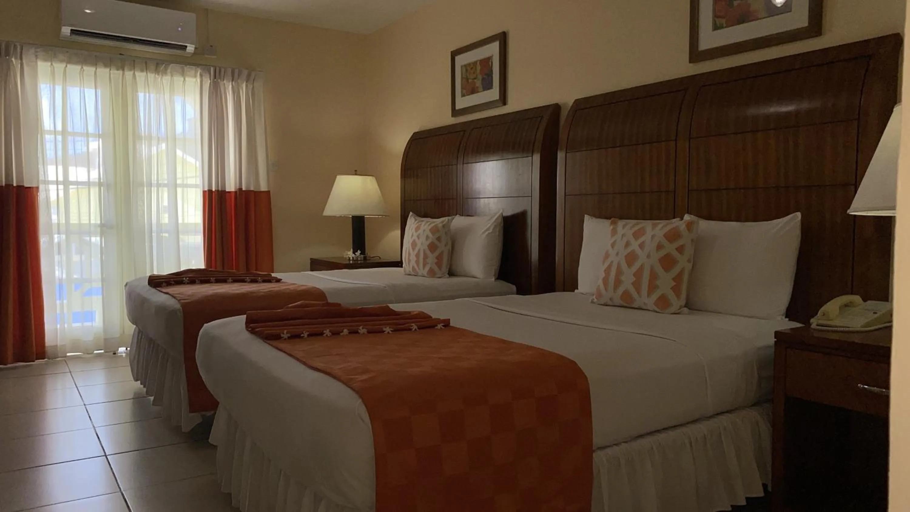 Bed in Bay Gardens Inn