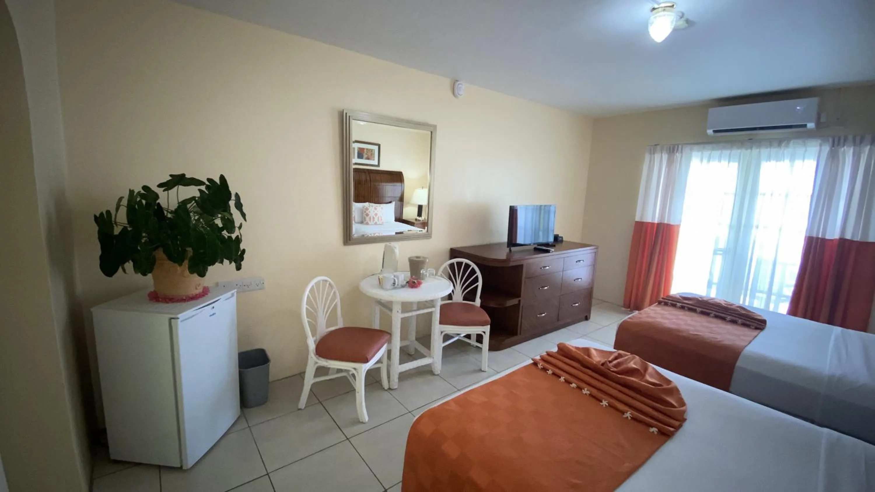 Photo of the whole room, Bed in Bay Gardens Inn