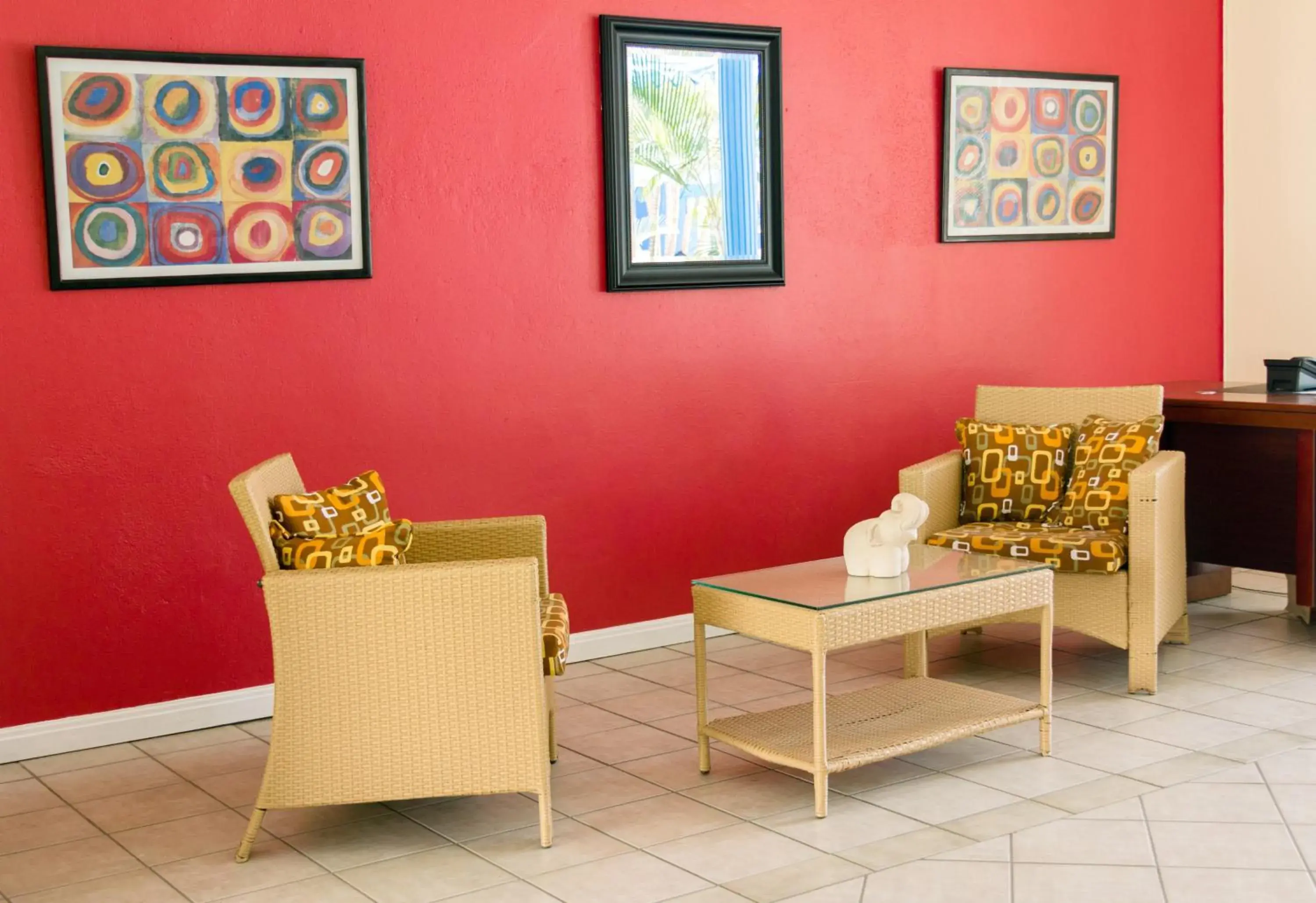 Living room in Bay Gardens Inn Living room in Bay Gardens Inn