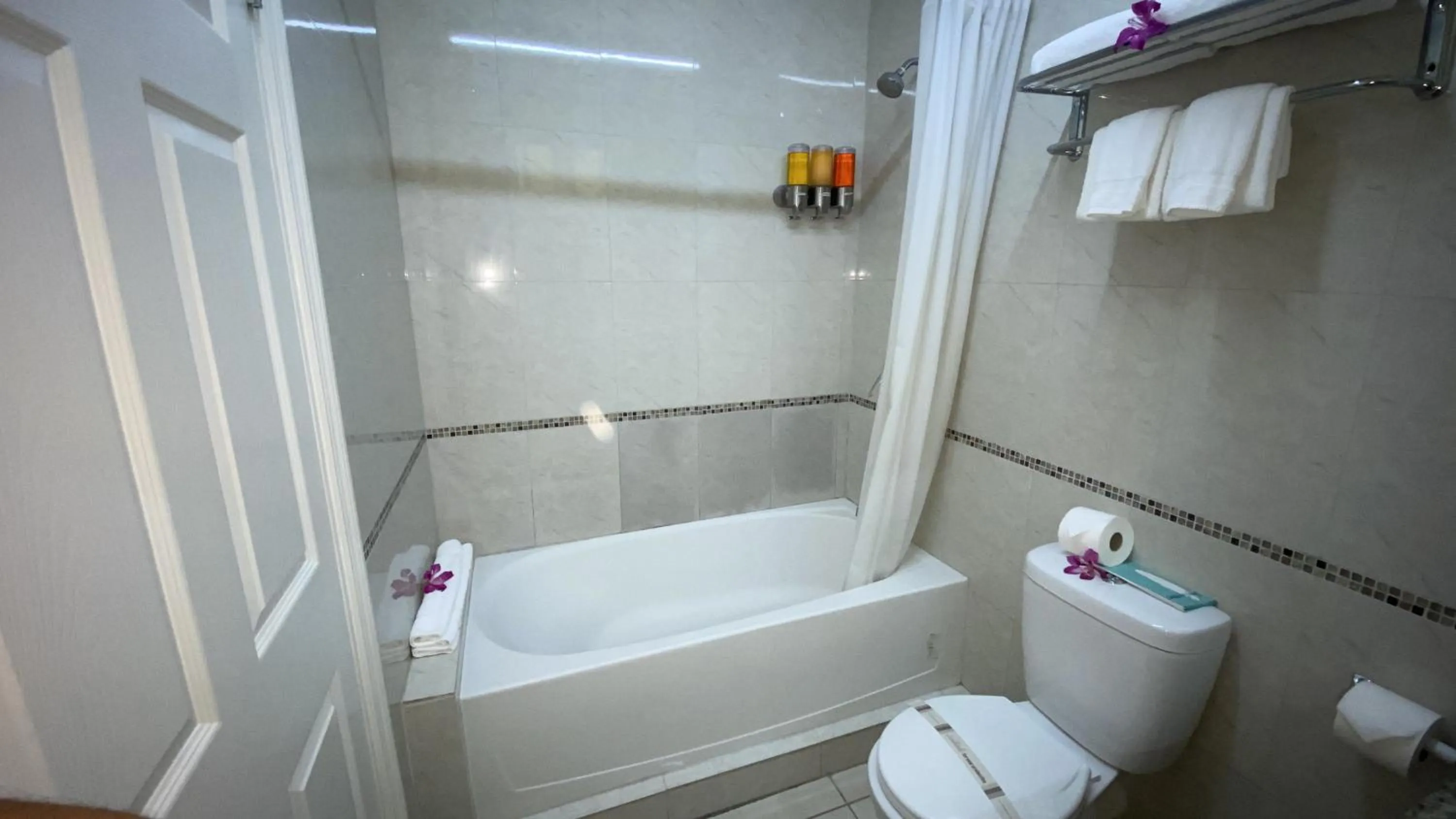 Shower in Bay Gardens Inn