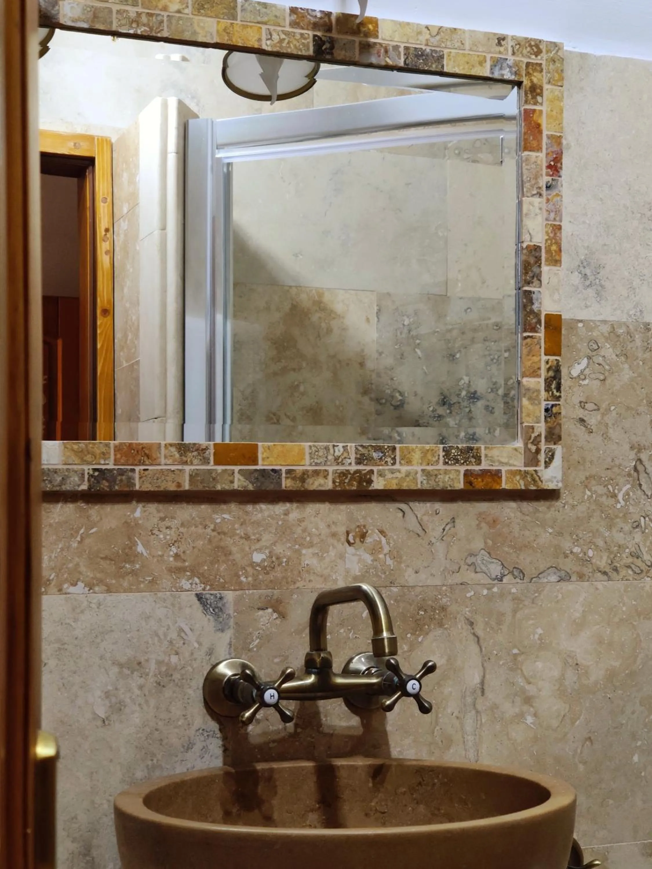 Shower in La Teo Pensiune si Pivnita