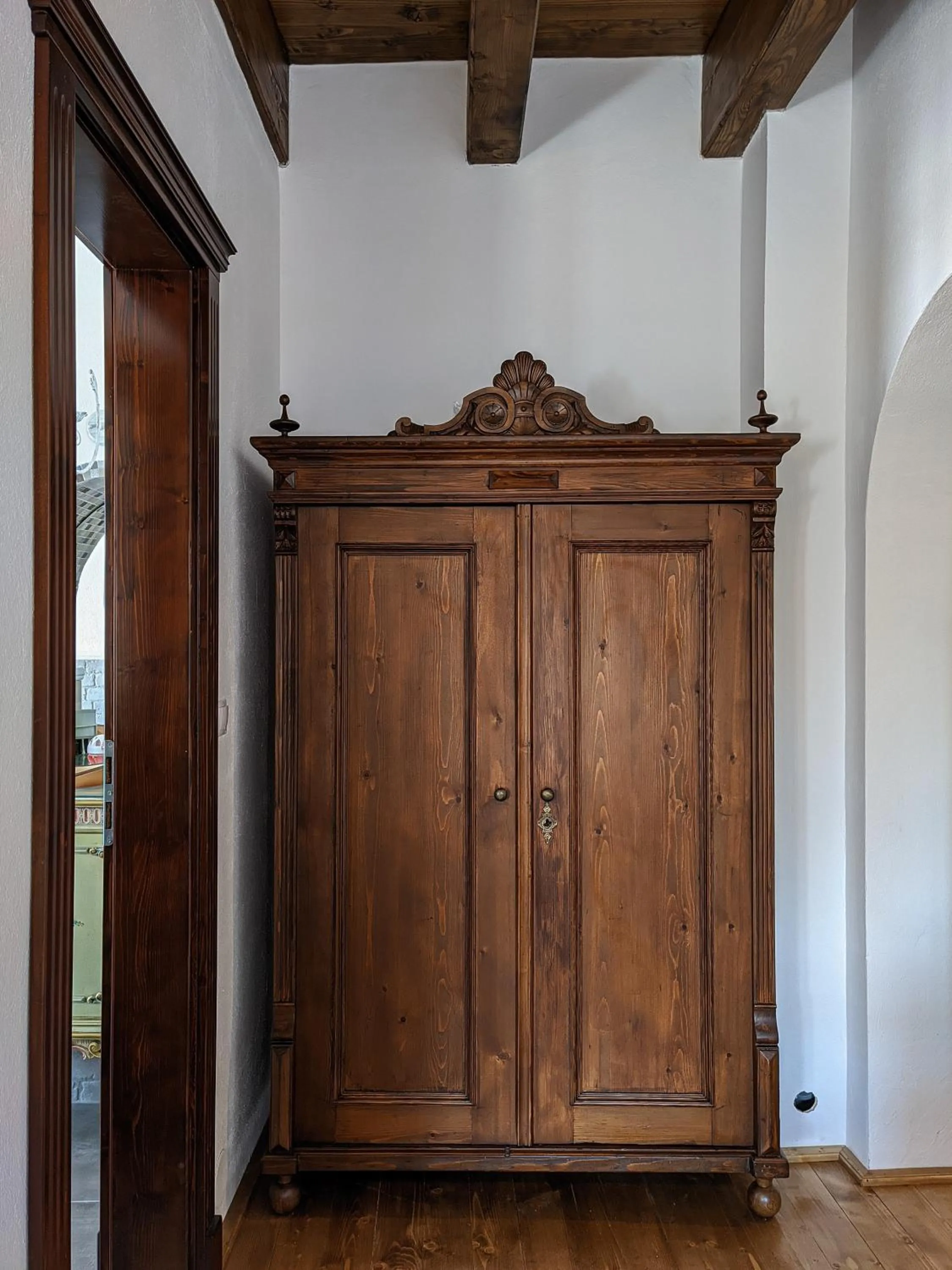 Decorative detail in La Teo Pensiune si Pivnita