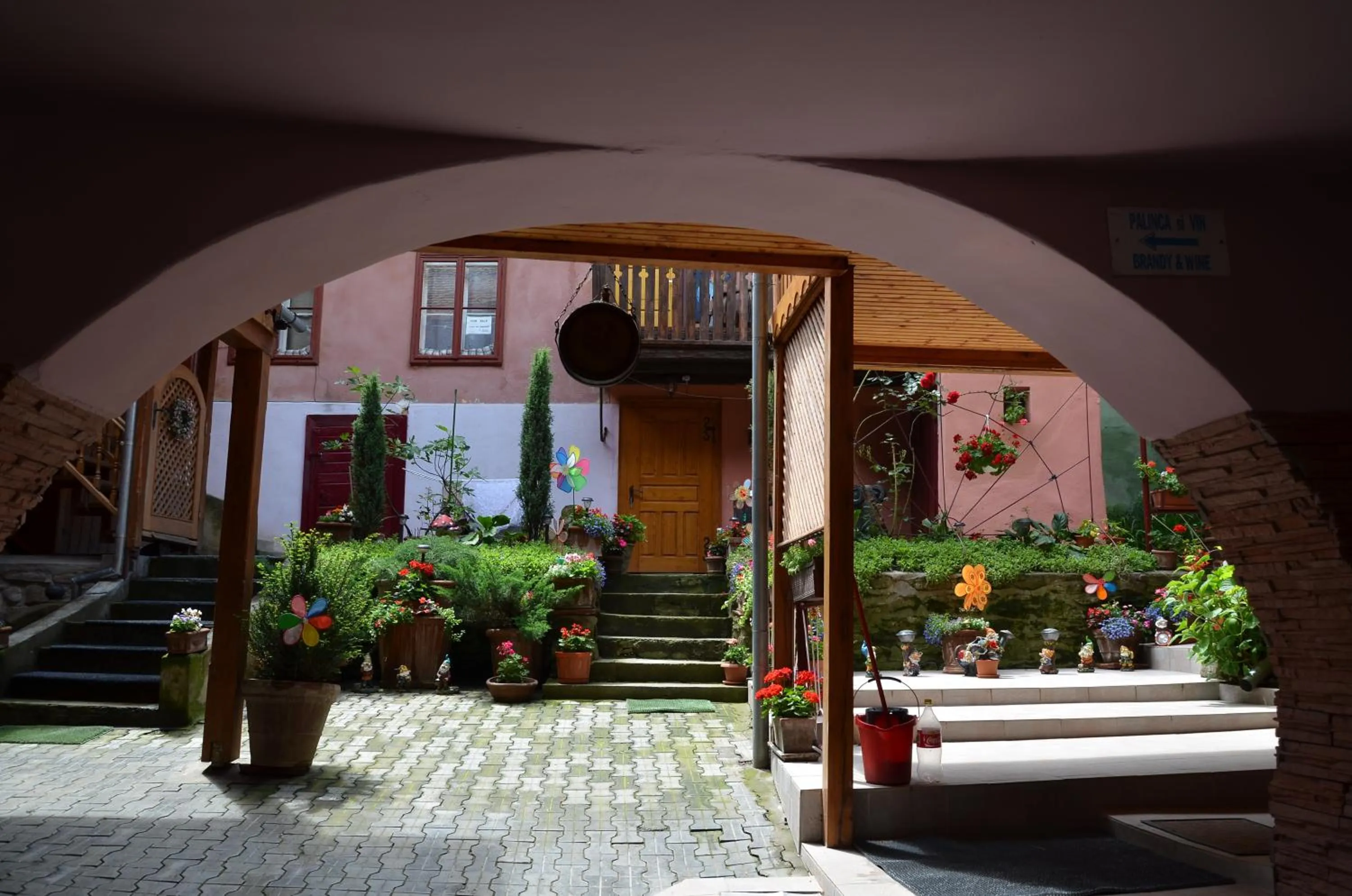 Facade/entrance in La Teo Pensiune si Pivnita