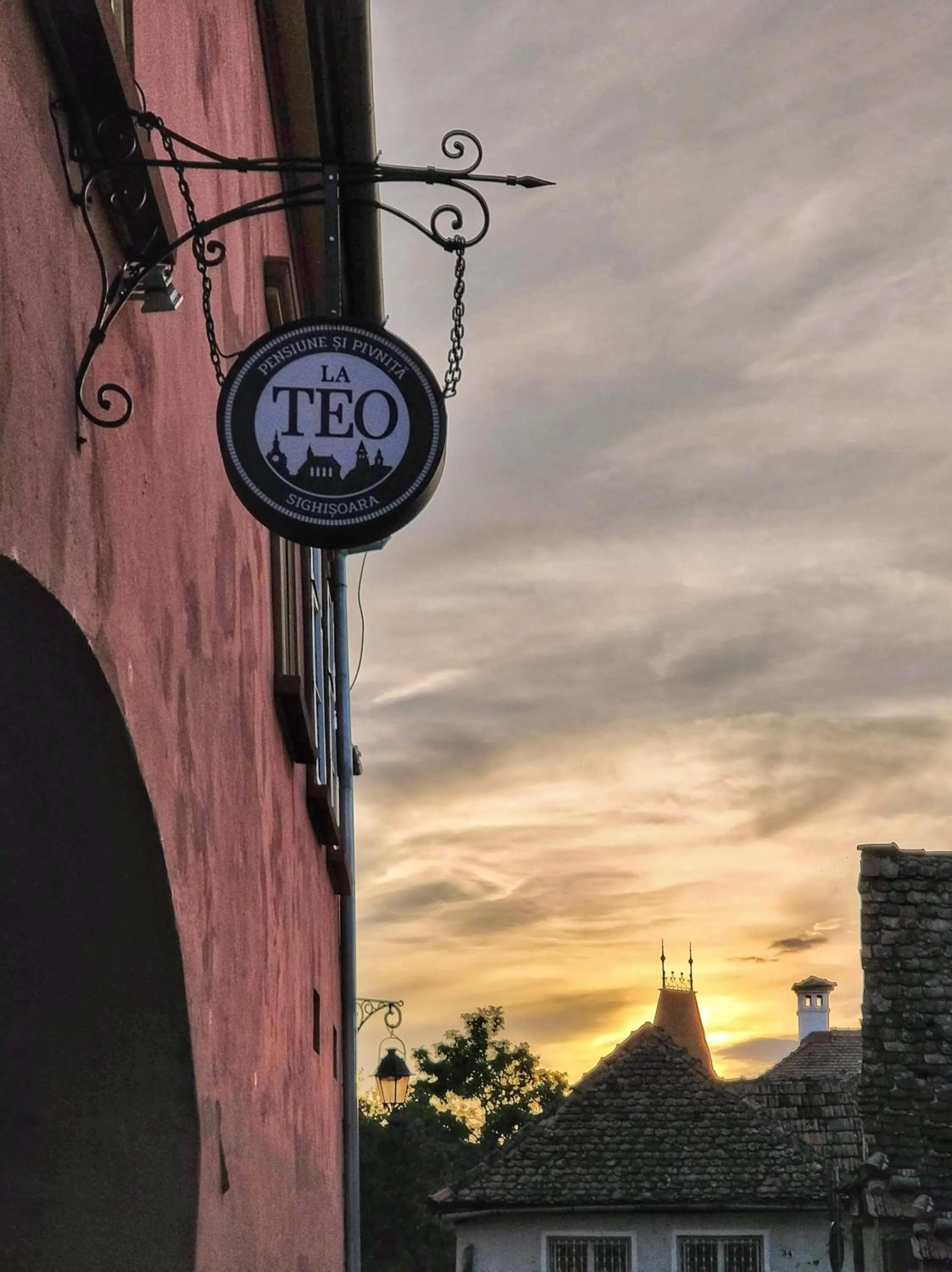 Facade/entrance in La Teo Pensiune si Pivnita