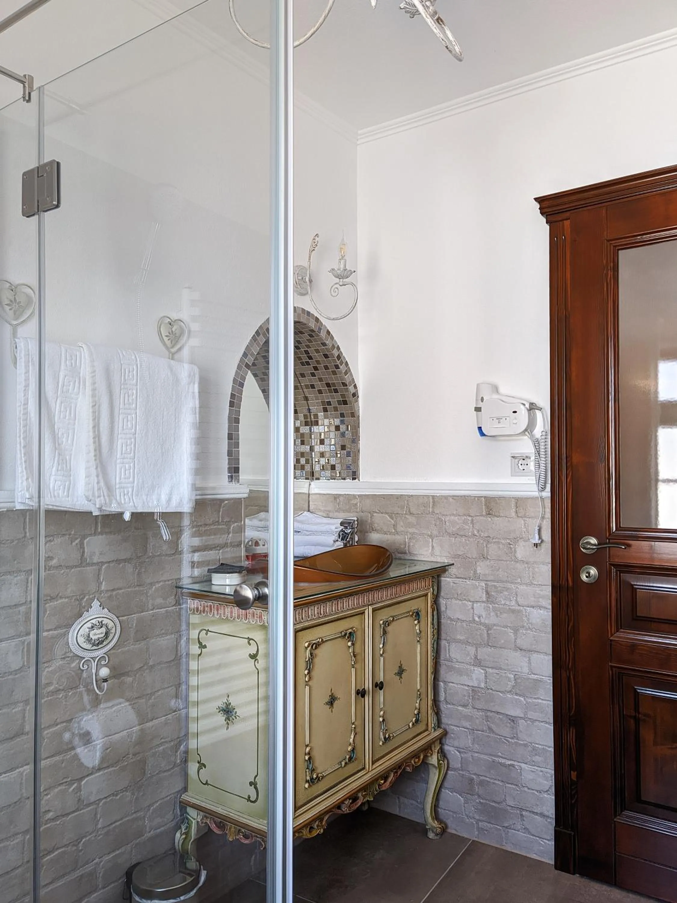 Bathroom in La Teo Pensiune si Pivnita