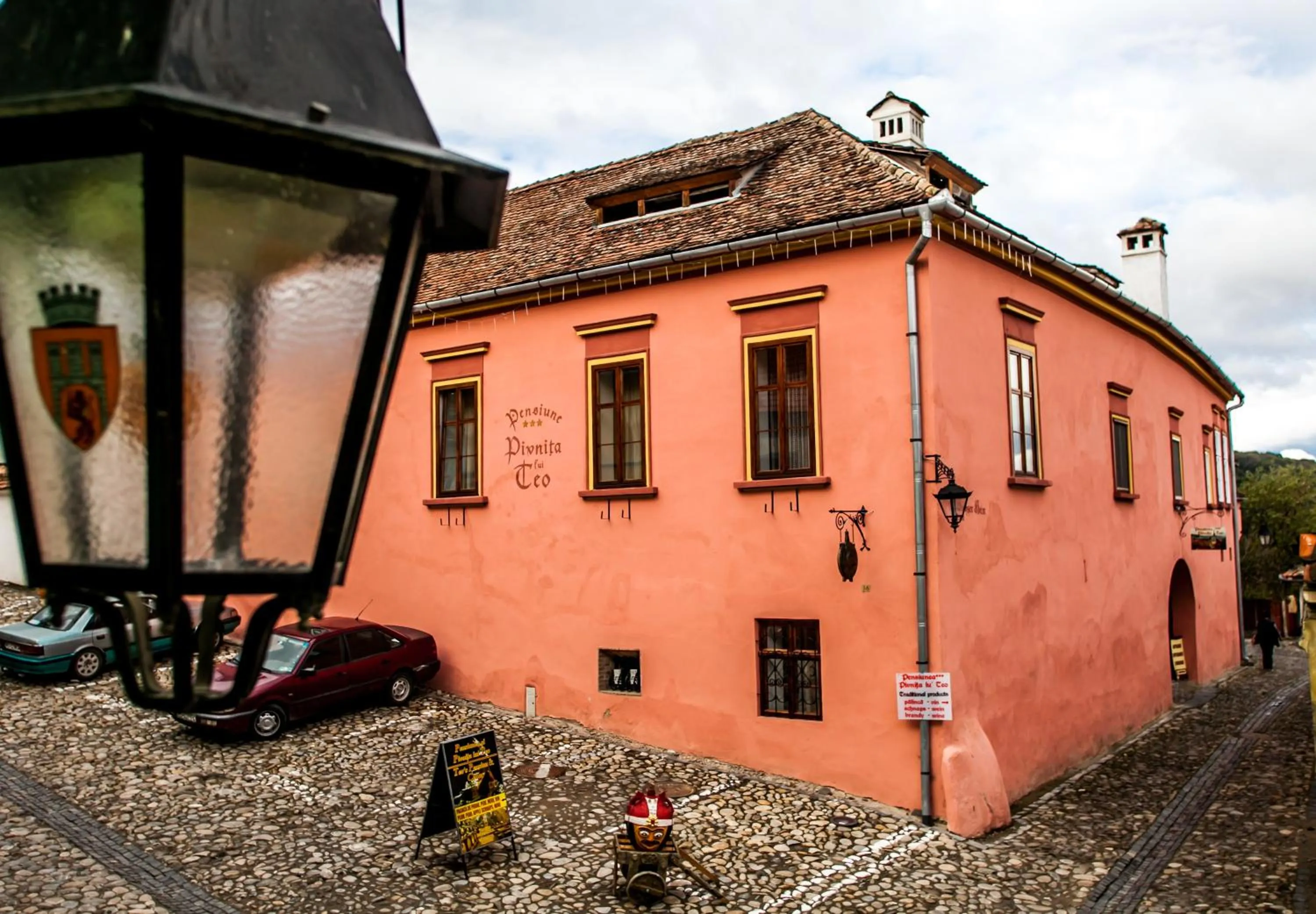 Property building in La Teo Pensiune si Pivnita