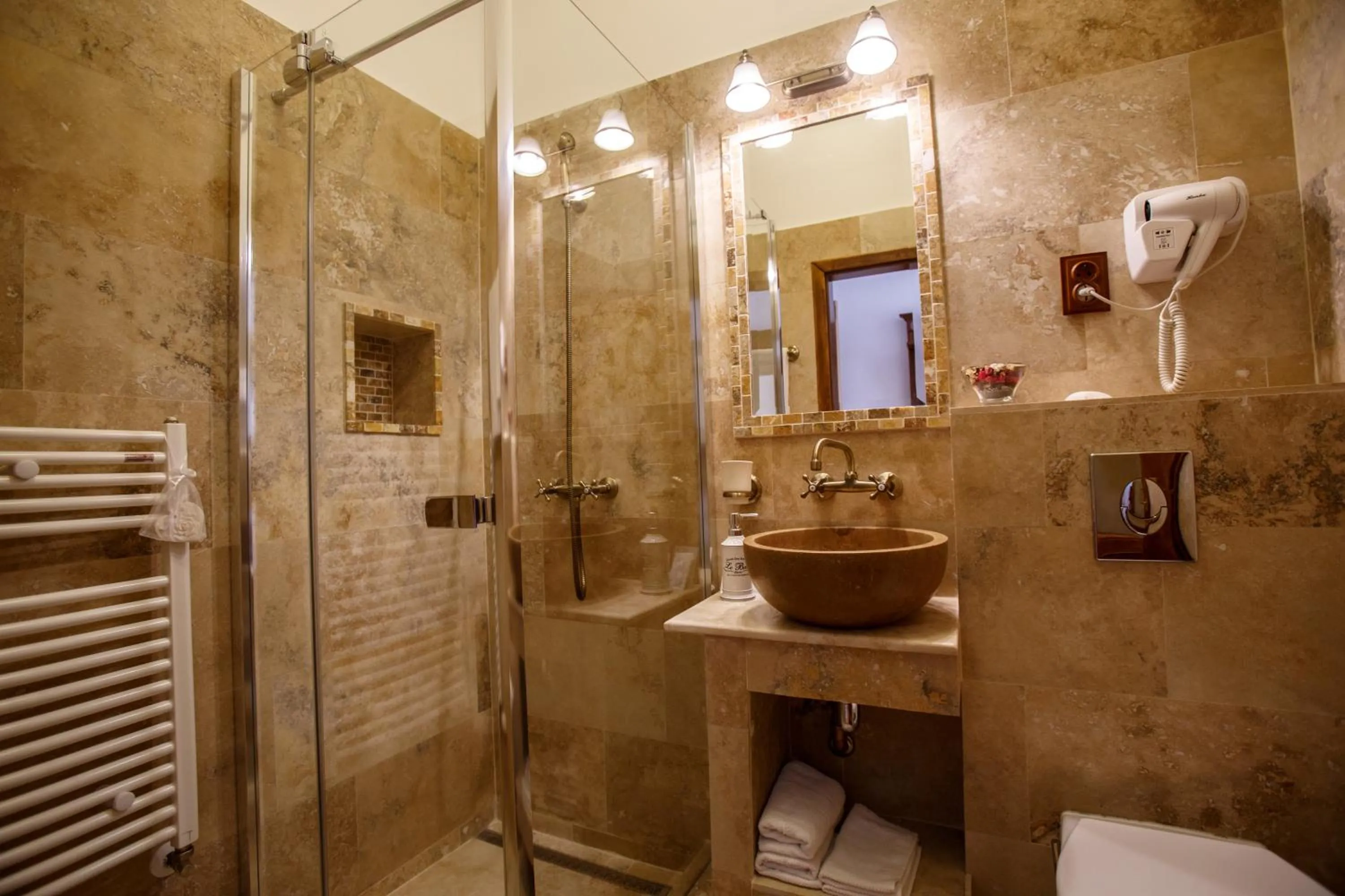 Shower in La Teo Pensiune si Pivnita