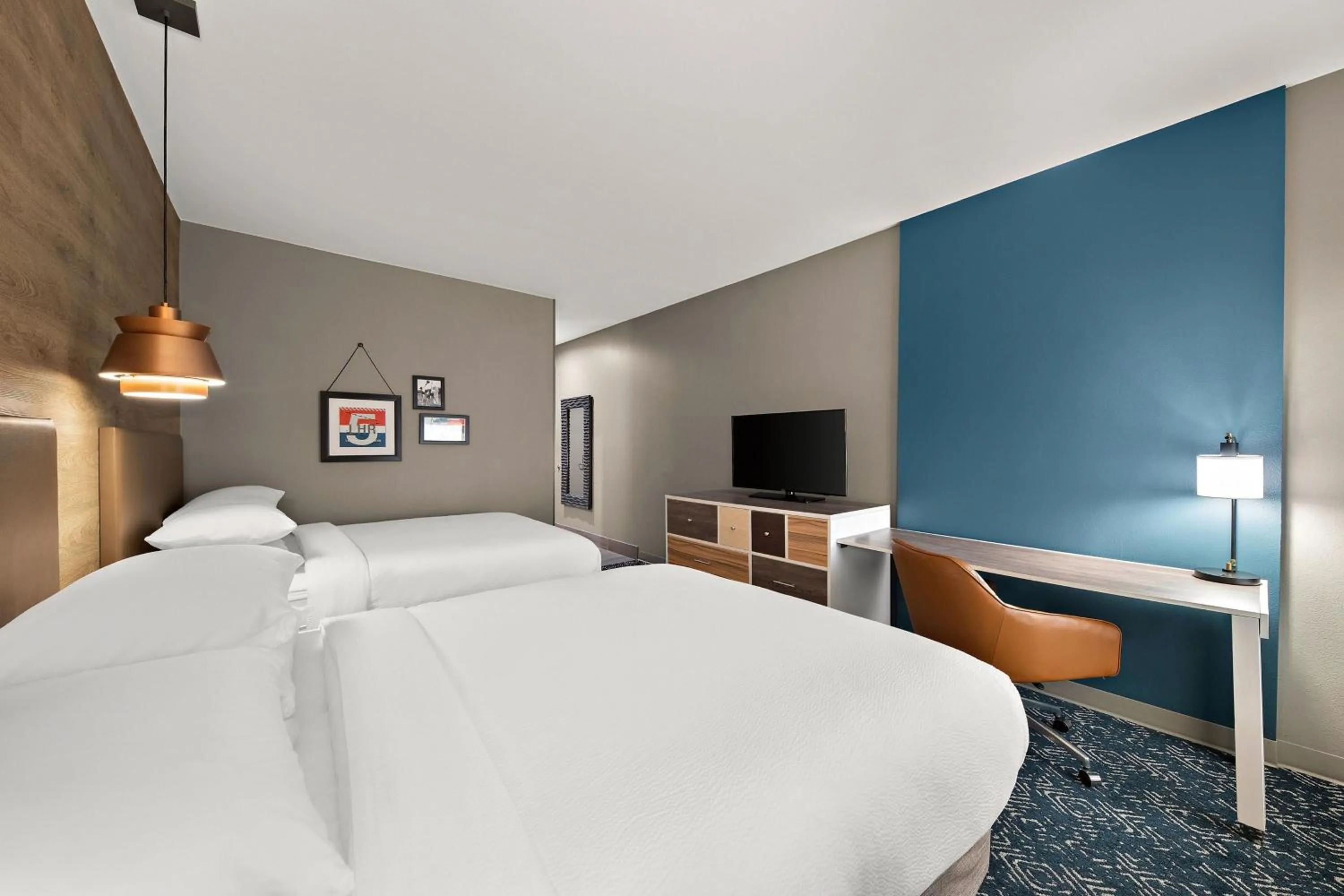 Photo of the whole room, Bed in Four Points by Sheraton Plano