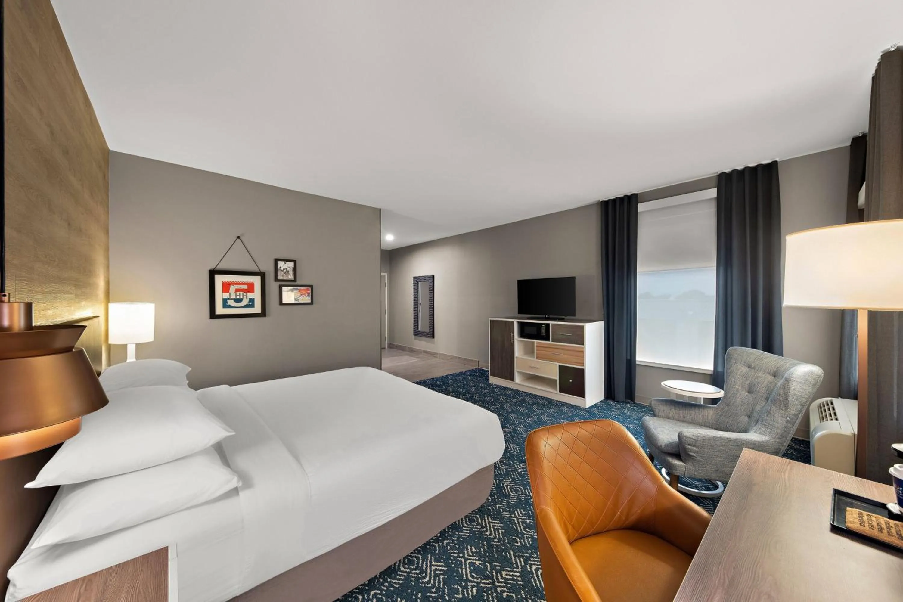 Photo of the whole room, Bed in Four Points by Sheraton Plano