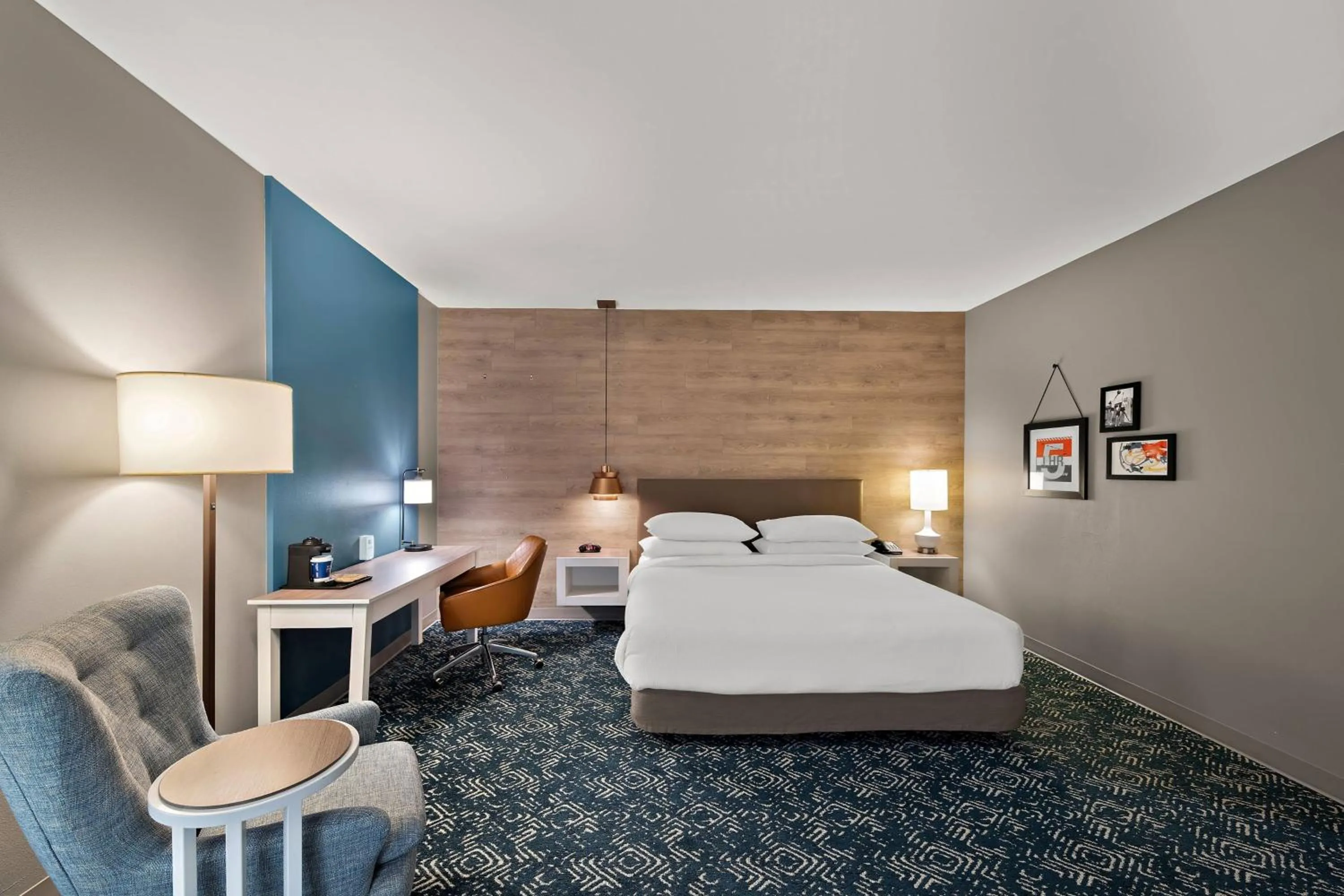 Photo of the whole room, Bed in Four Points by Sheraton Plano