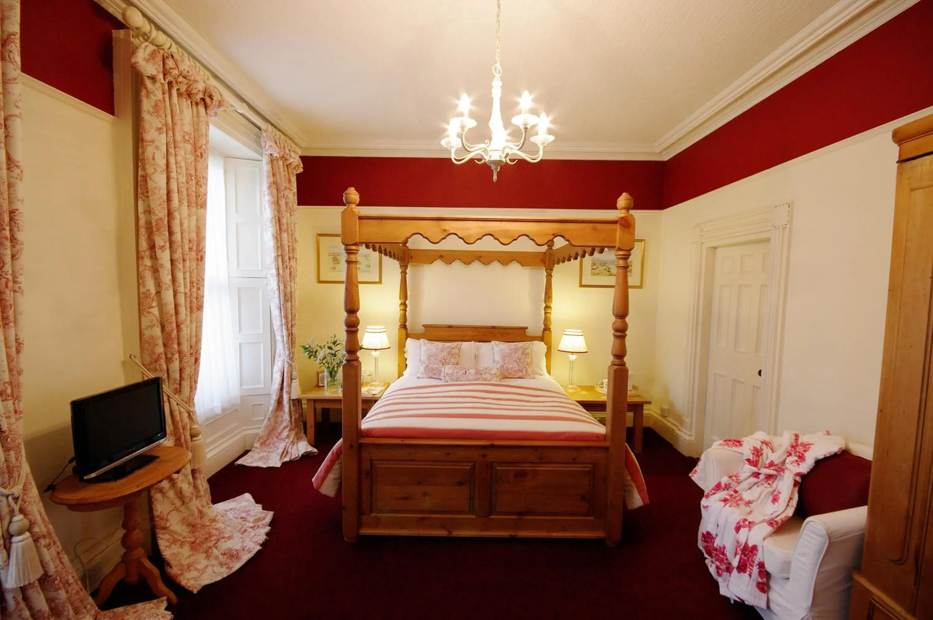 Deluxe King Room in Dufferin Coaching Inn Deluxe King Room in Dufferin Coaching Inn