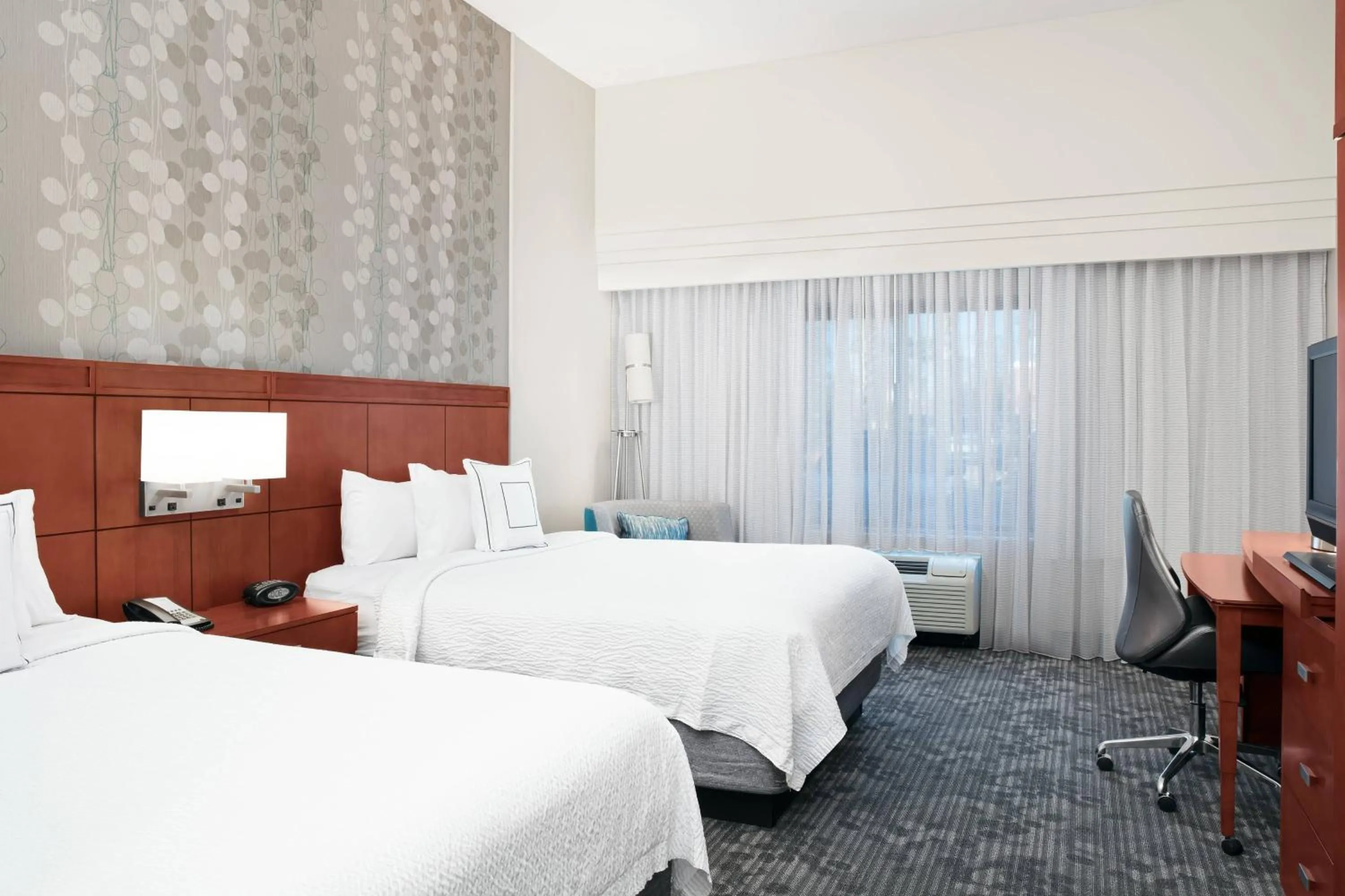 Photo of the whole room, Bed in Courtyard by Marriott St. Augustine I-95