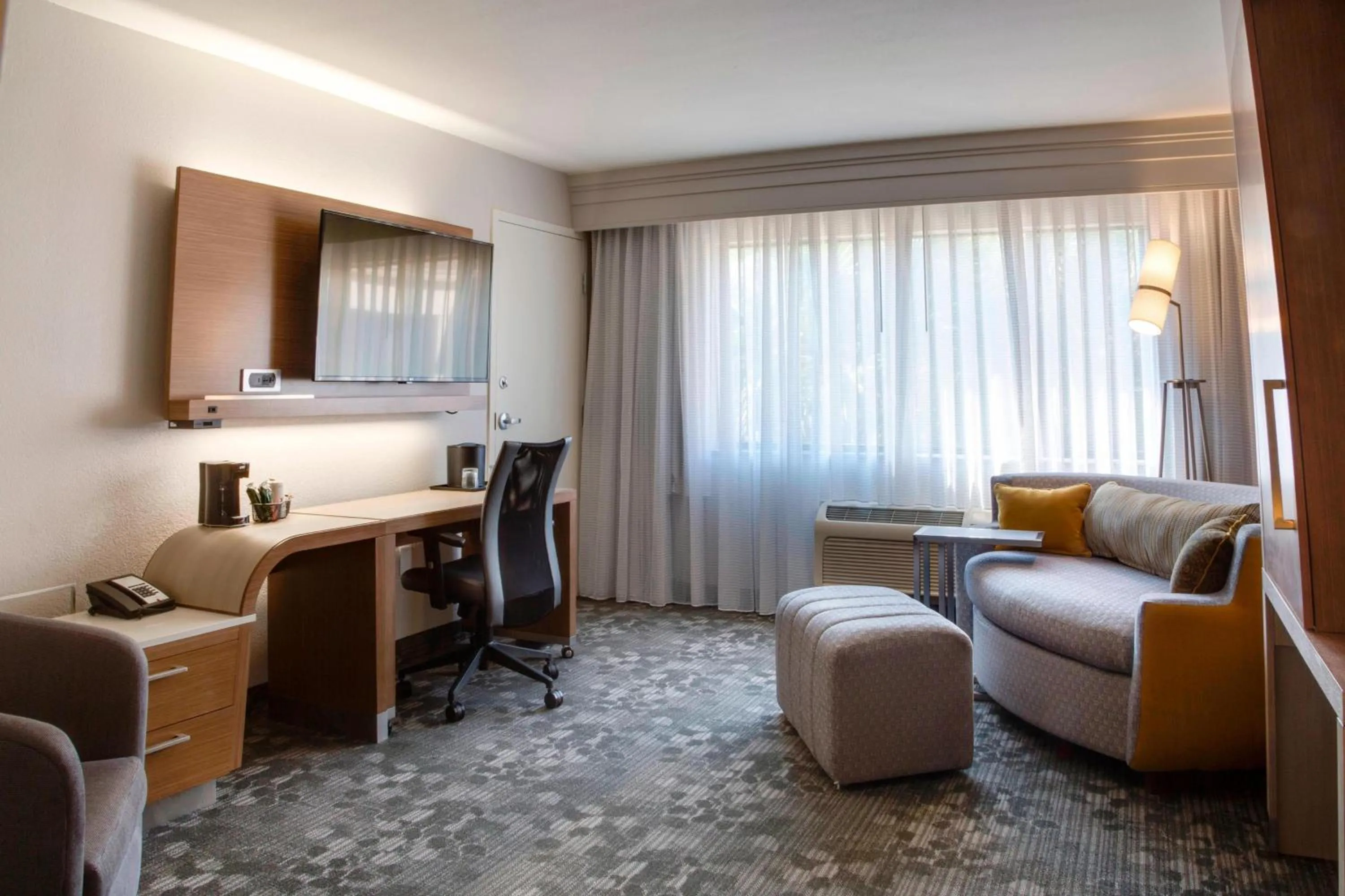 Living room in Courtyard by Marriott Ocala