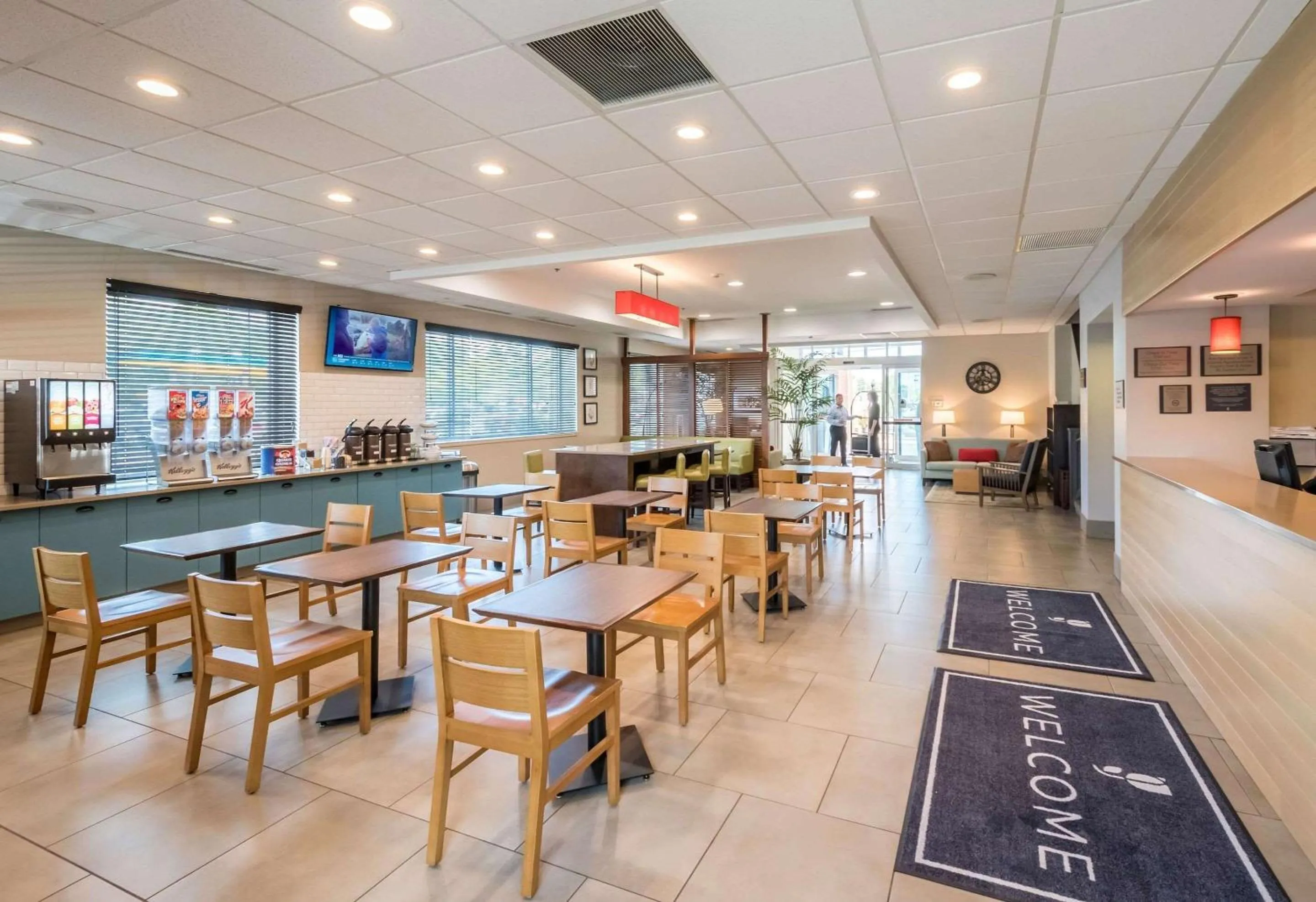 Breakfast in Country Inn & Suites by Radisson, Rochester-Pittsford-Brighton, NY