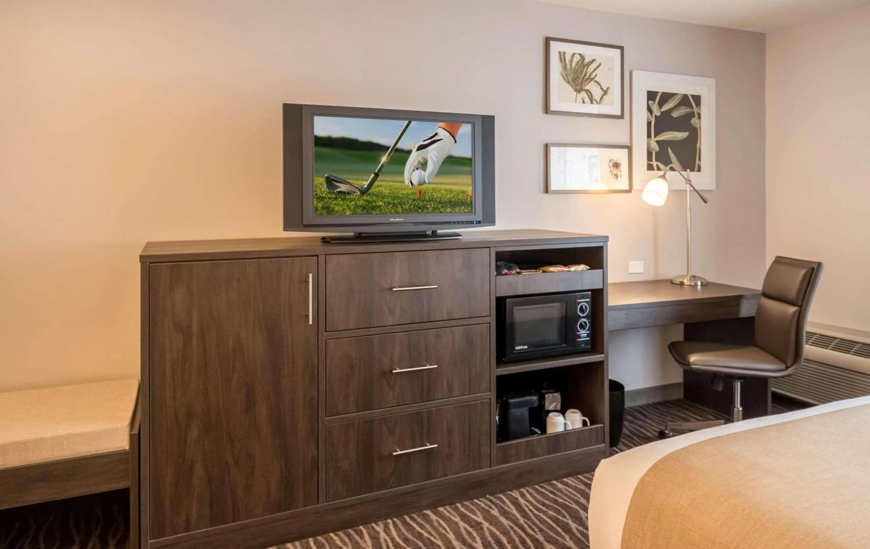 Bedroom, Bed in Country Inn & Suites by Radisson, Rochester-Pittsford-Brighton, NY