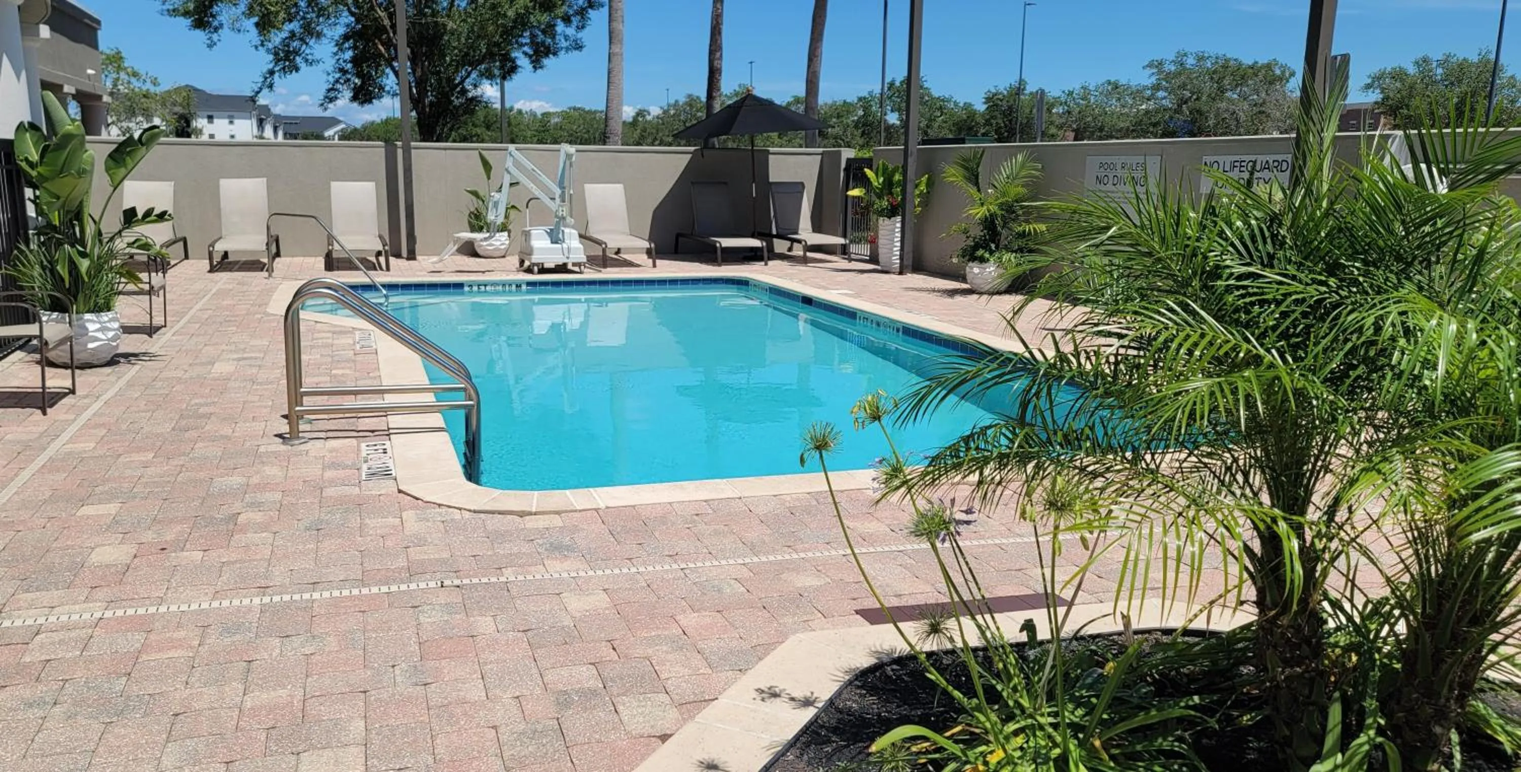 Swimming pool in Courtyard by Marriott Jacksonville I-295/East Beltway