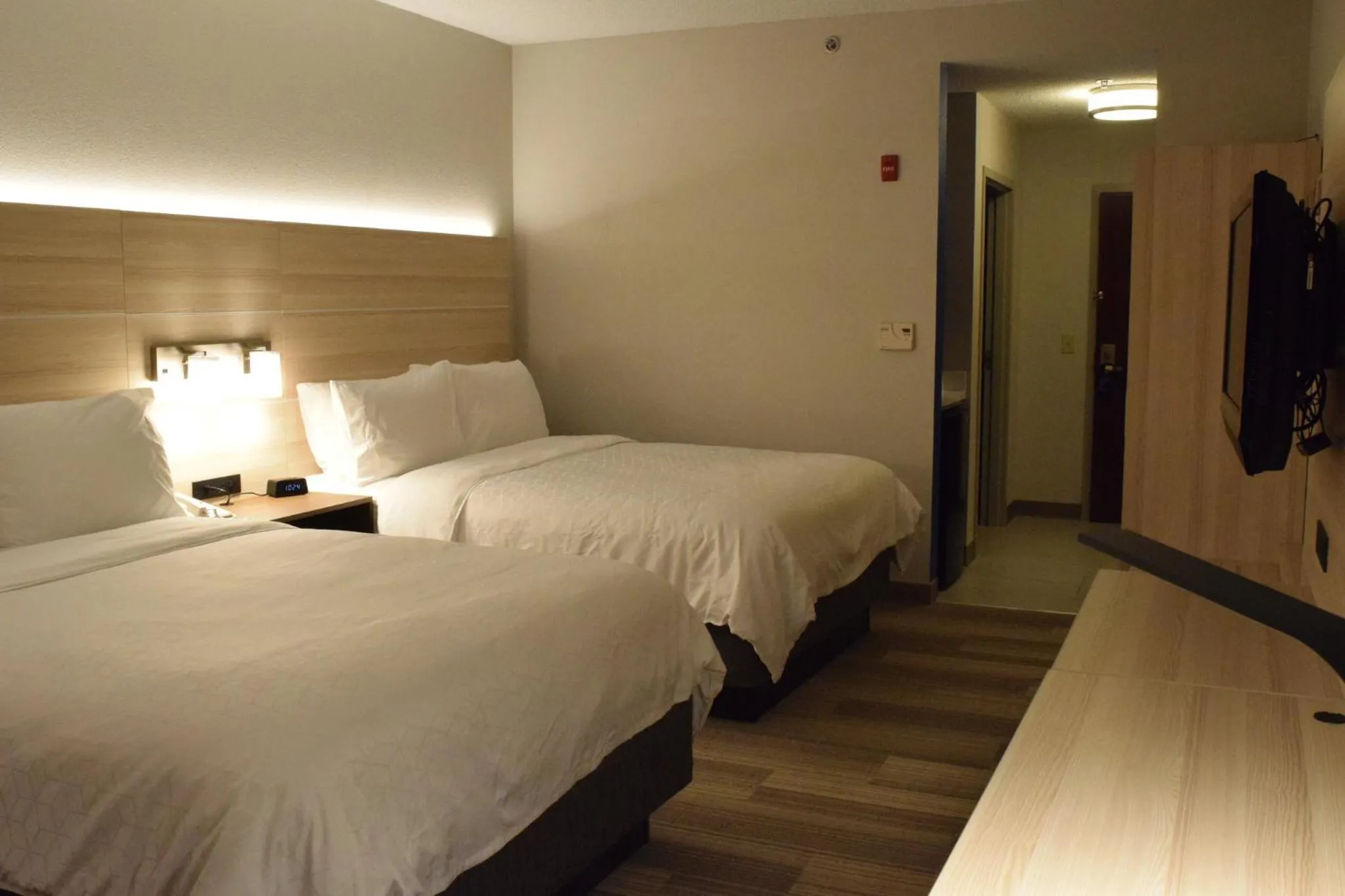 Photo of the whole room, Bed in Holiday Inn Express Hotel & Suites Rochester Webster by IHG