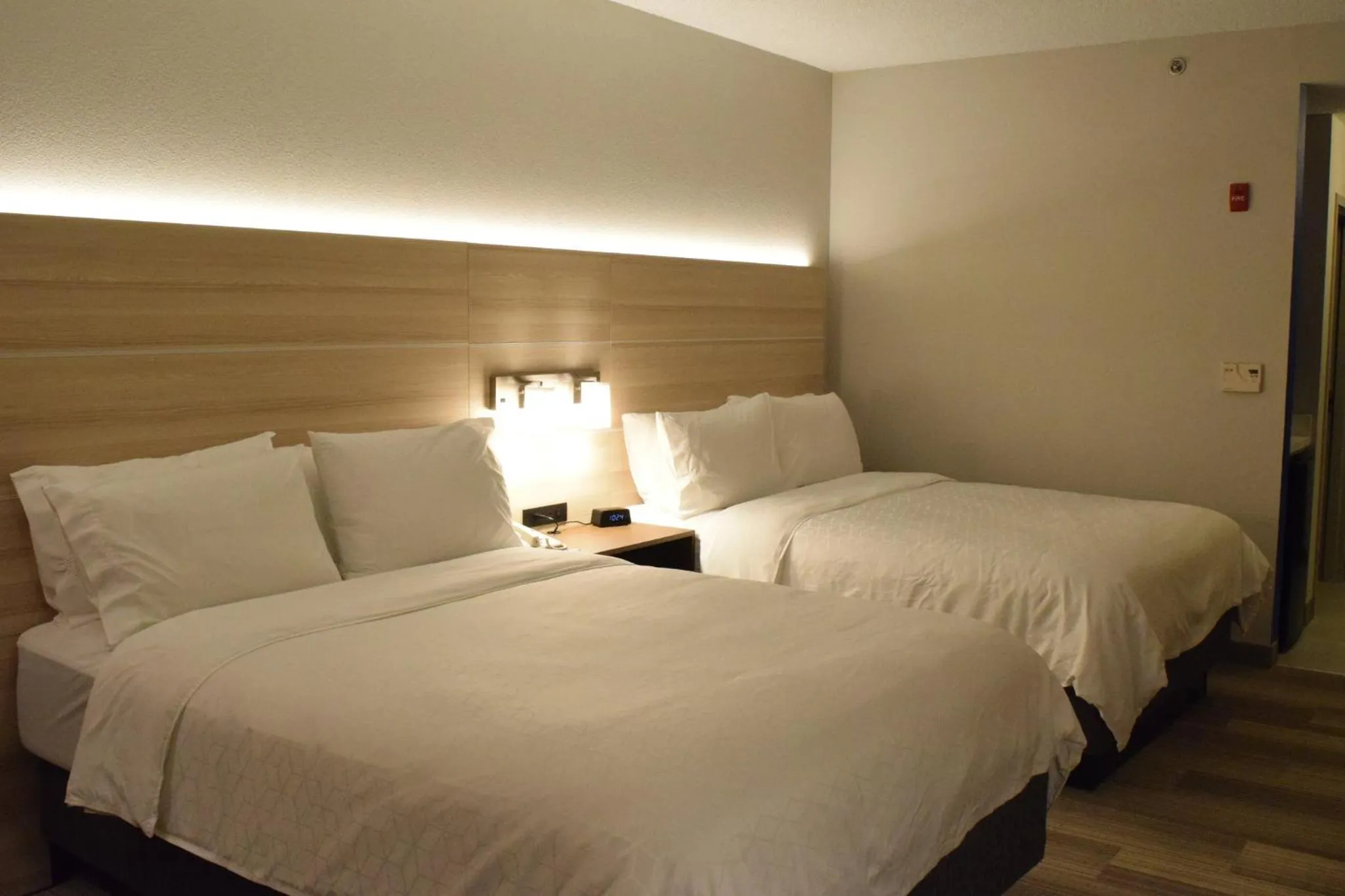 Photo of the whole room, Bed in Holiday Inn Express Hotel & Suites Rochester Webster by IHG