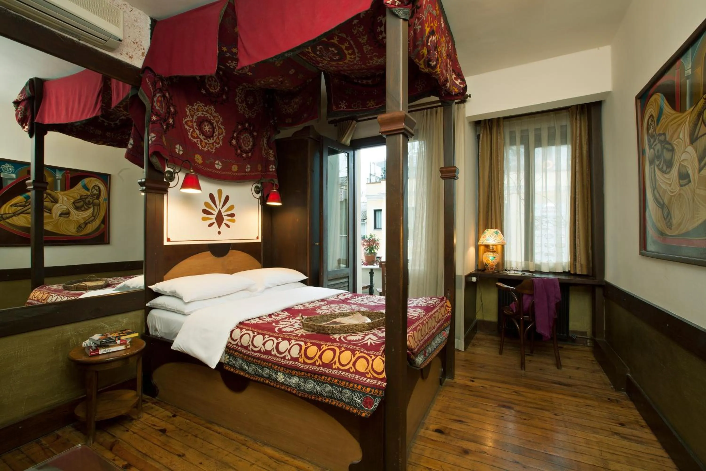 Bed in Hotel Empress Zoe