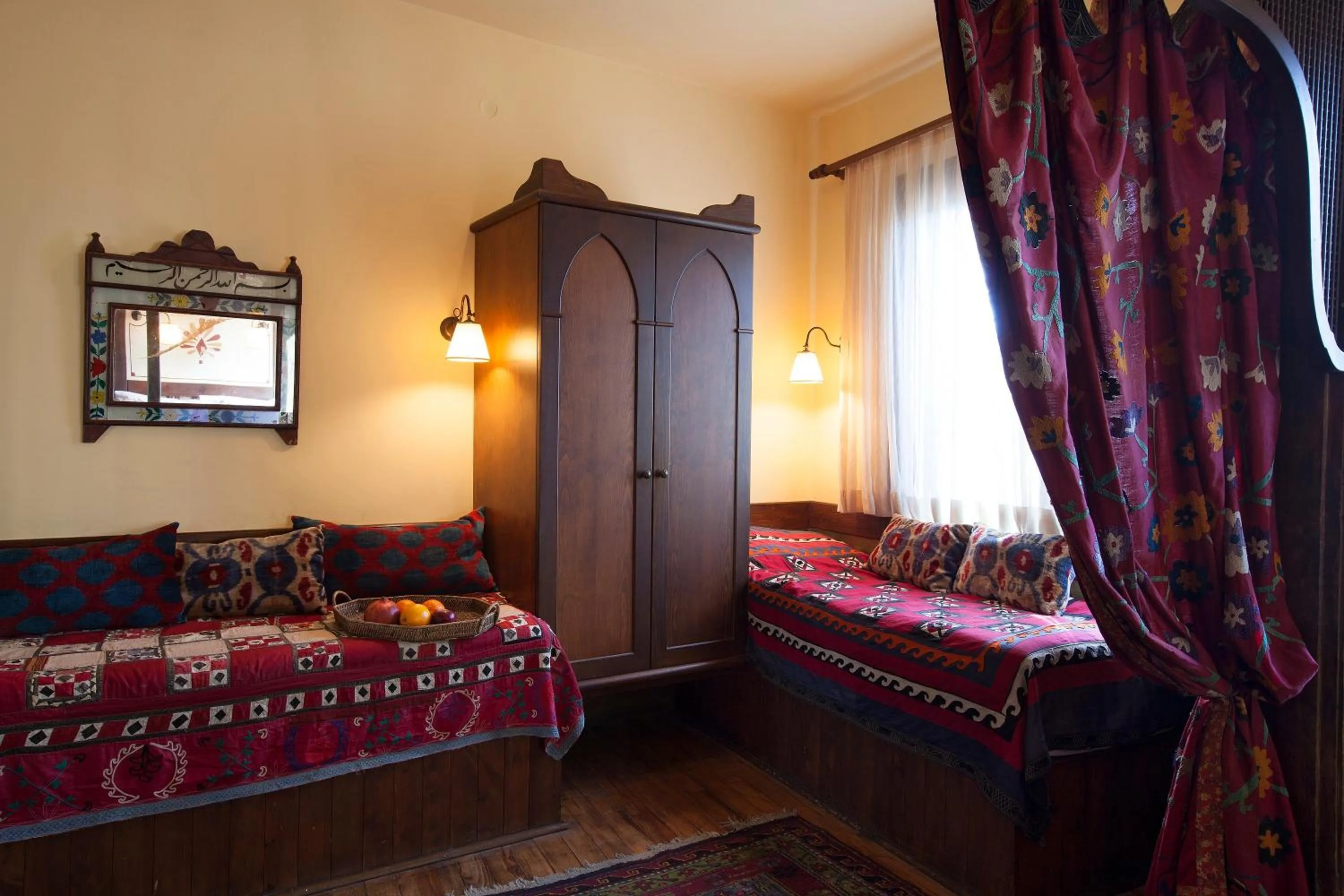Living room, Bed in Hotel Empress Zoe