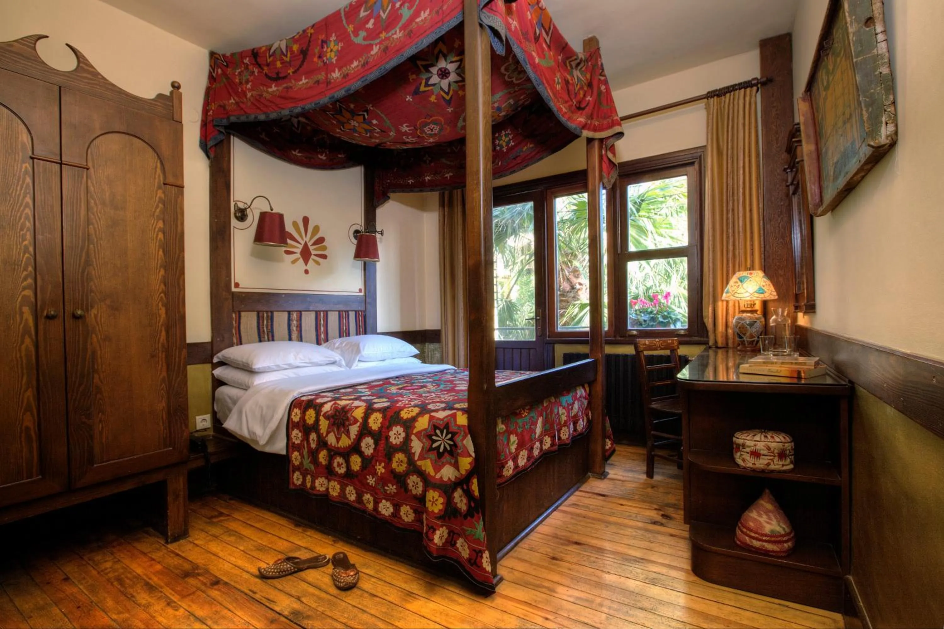 Decorative detail, Bed in Hotel Empress Zoe