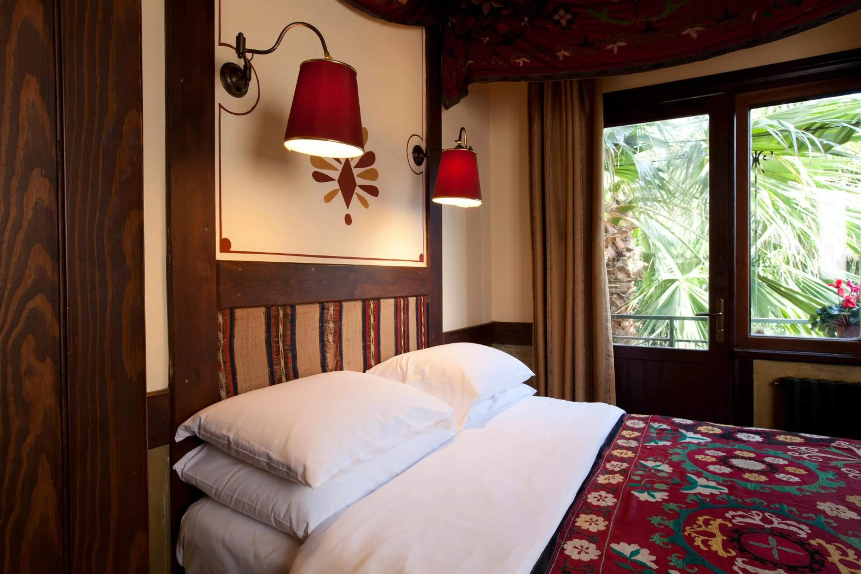 Bed in Hotel Empress Zoe