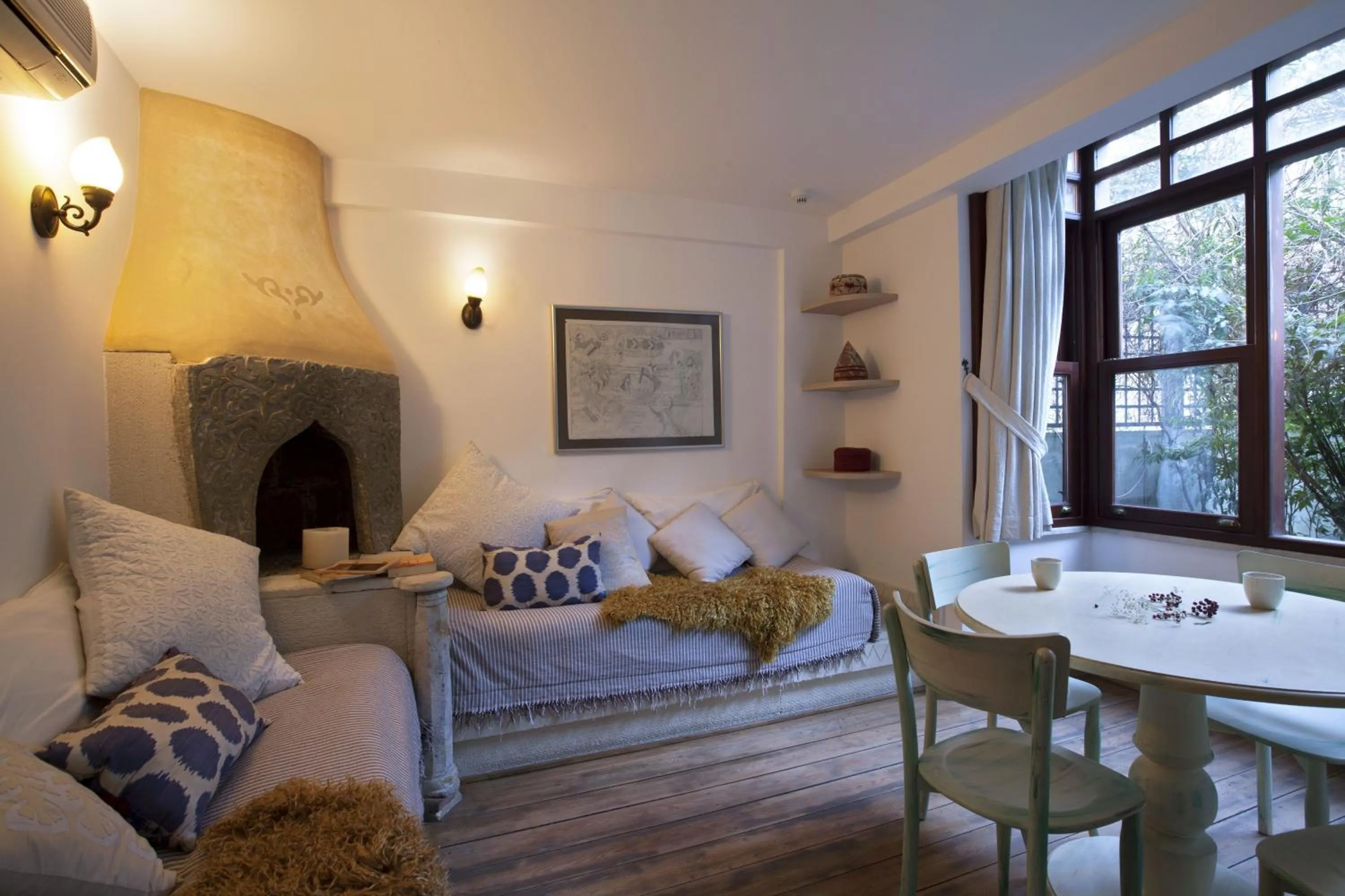 TV and multimedia in Hotel Empress Zoe