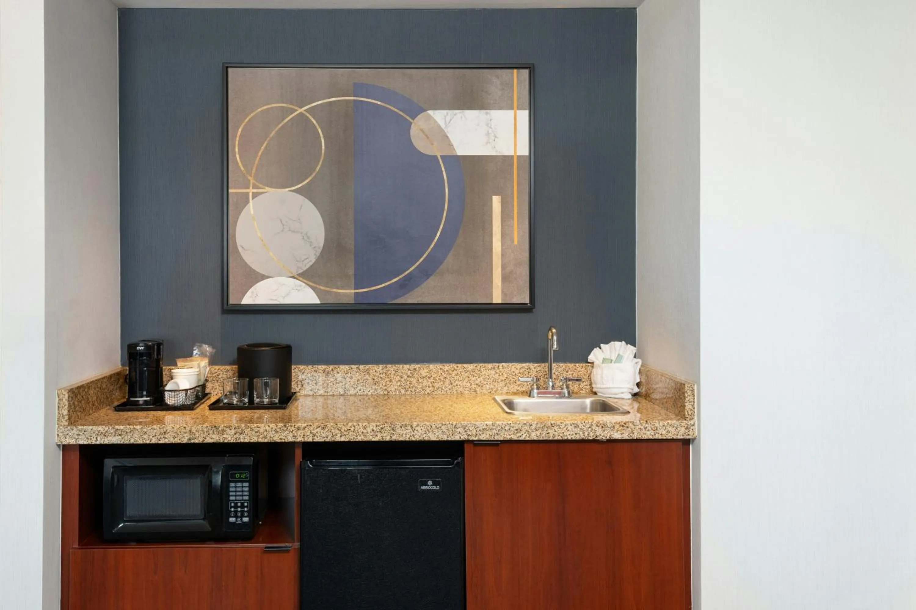 Lounge or bar in Courtyard by Marriott Omaha Aksarben Village