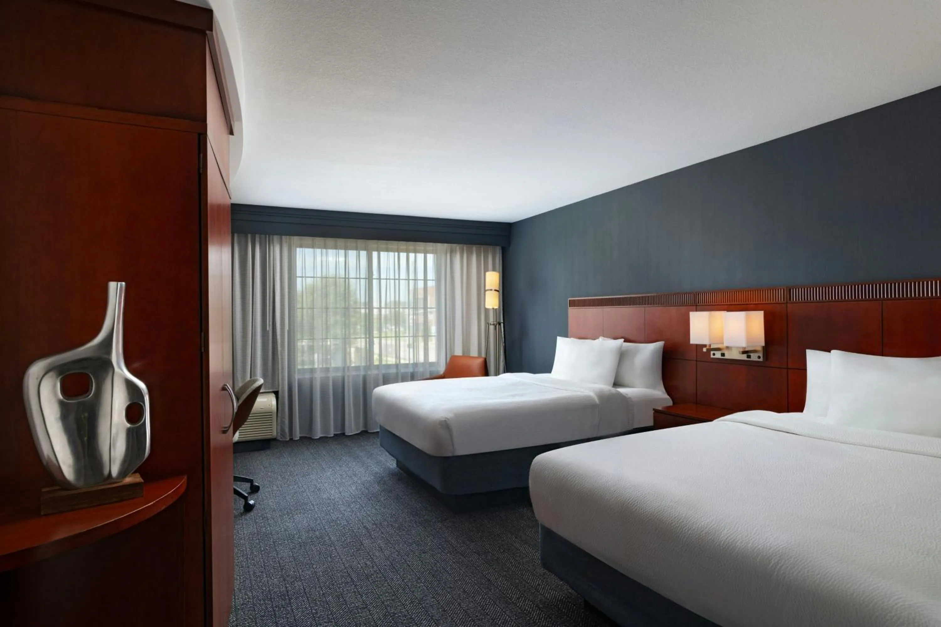 Photo of the whole room, Bed in Courtyard by Marriott Omaha Aksarben Village