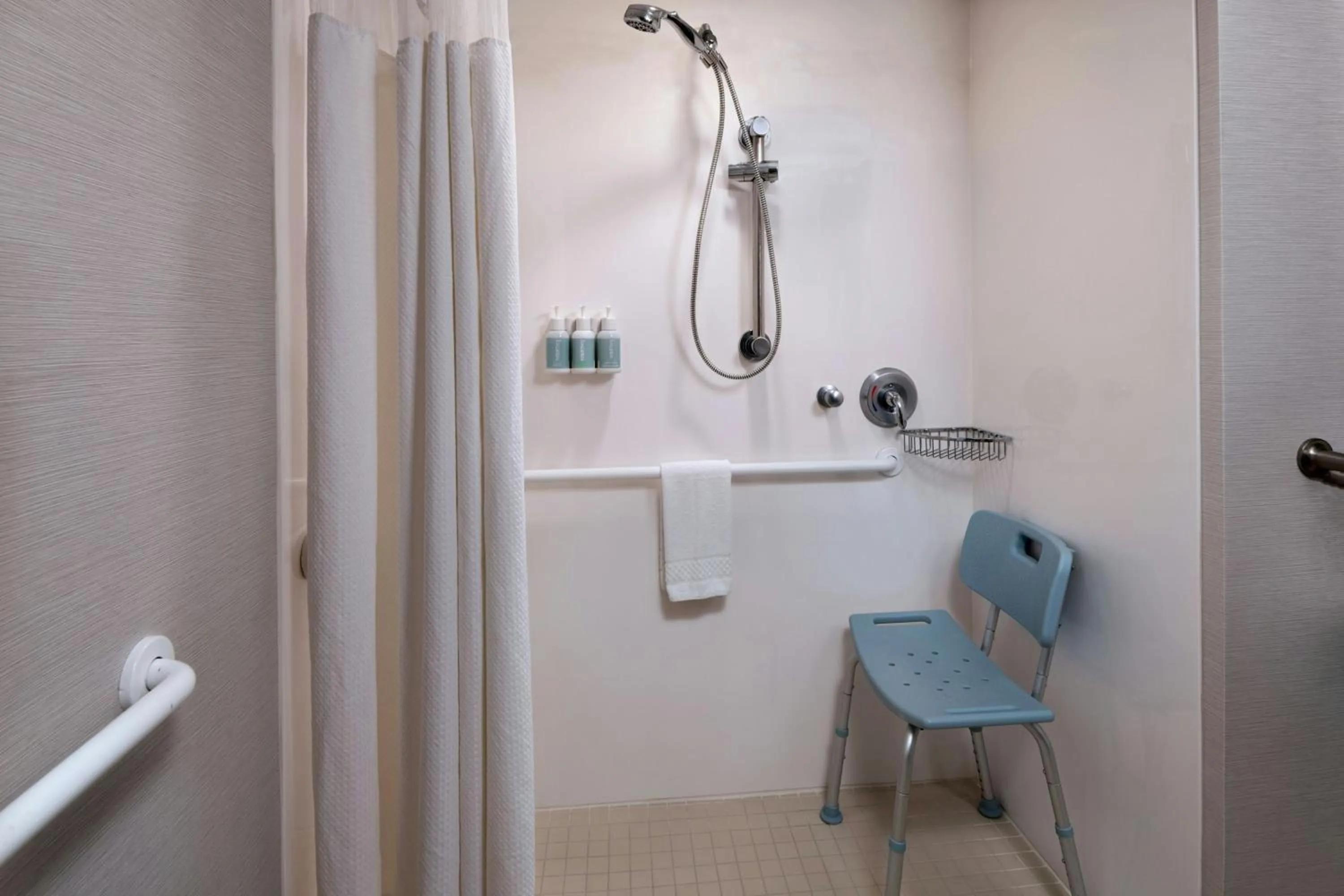 Bathroom in Courtyard by Marriott Omaha Aksarben Village