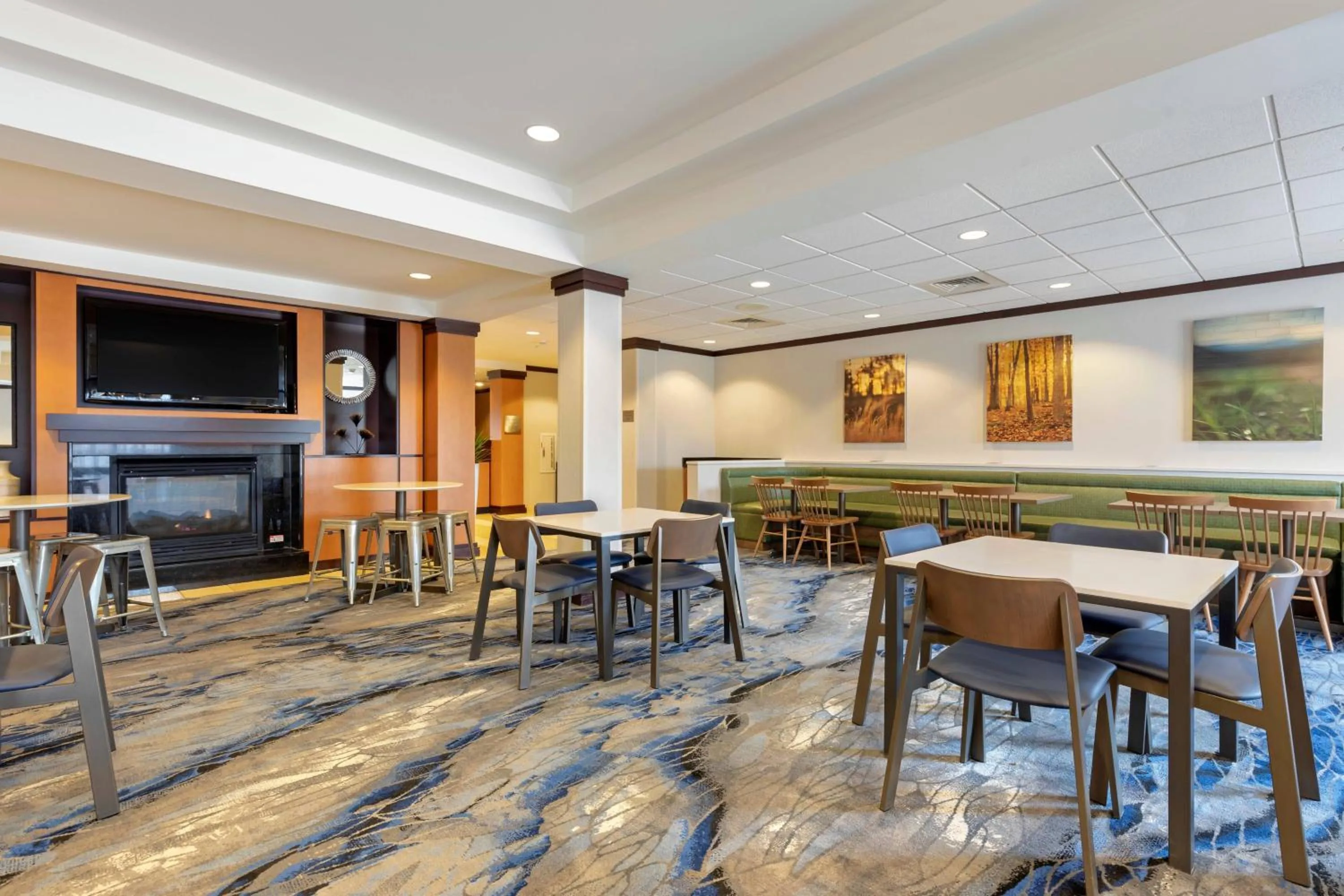 Breakfast in Fairfield Inn & Suites by Marriott Rockford