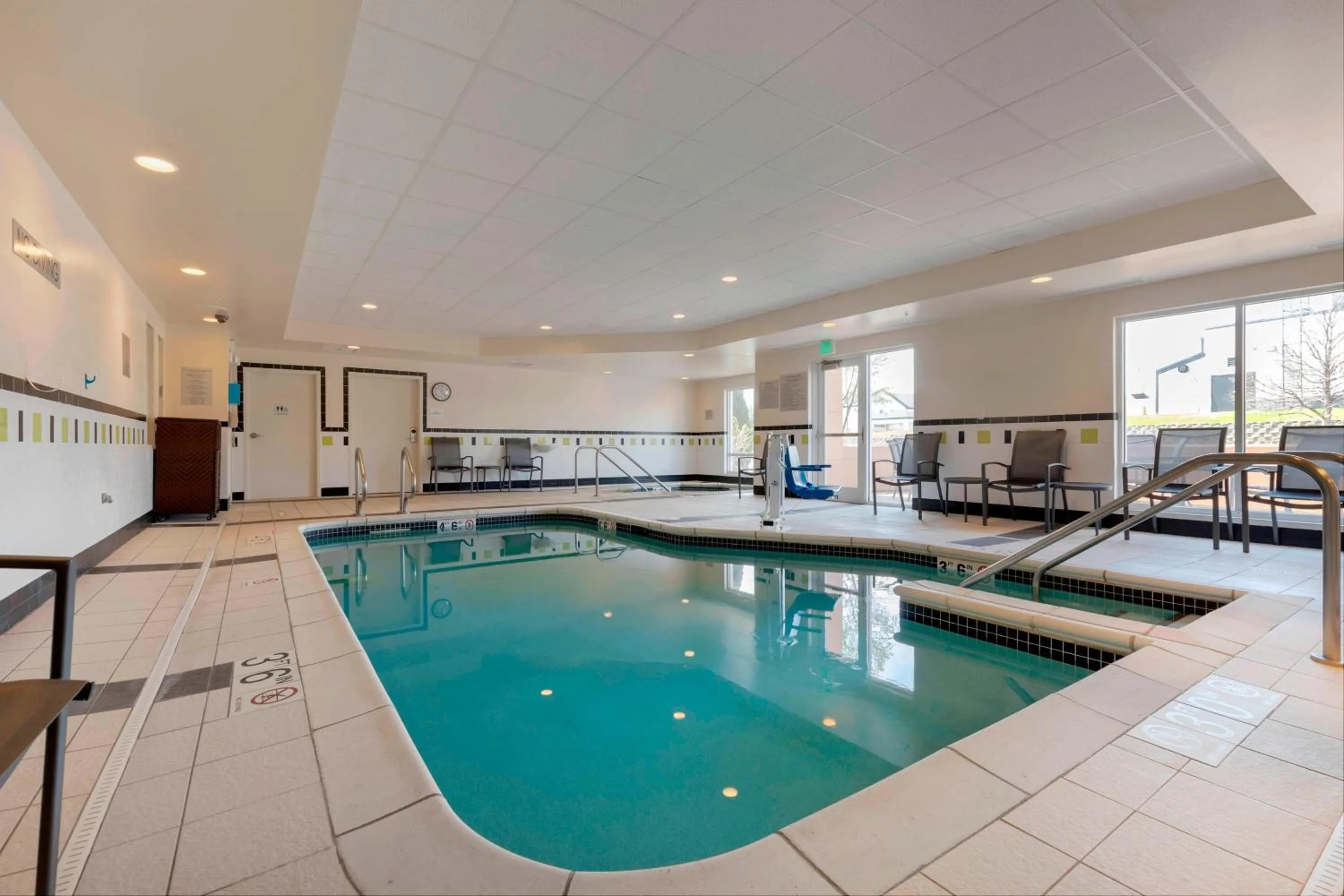 Swimming pool in Fairfield Inn & Suites by Marriott Rockford