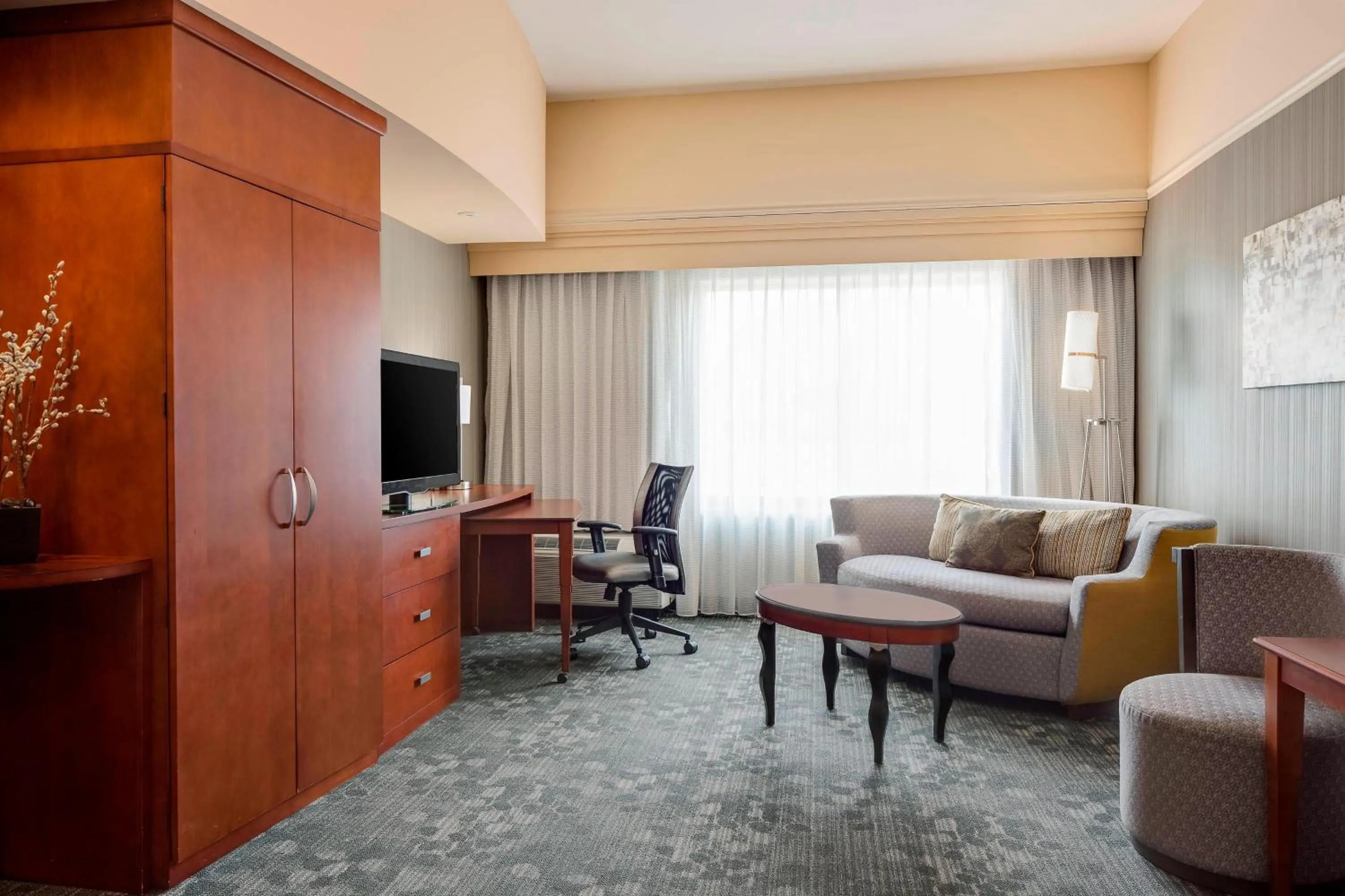 Living room in Courtyard by Marriott Columbia