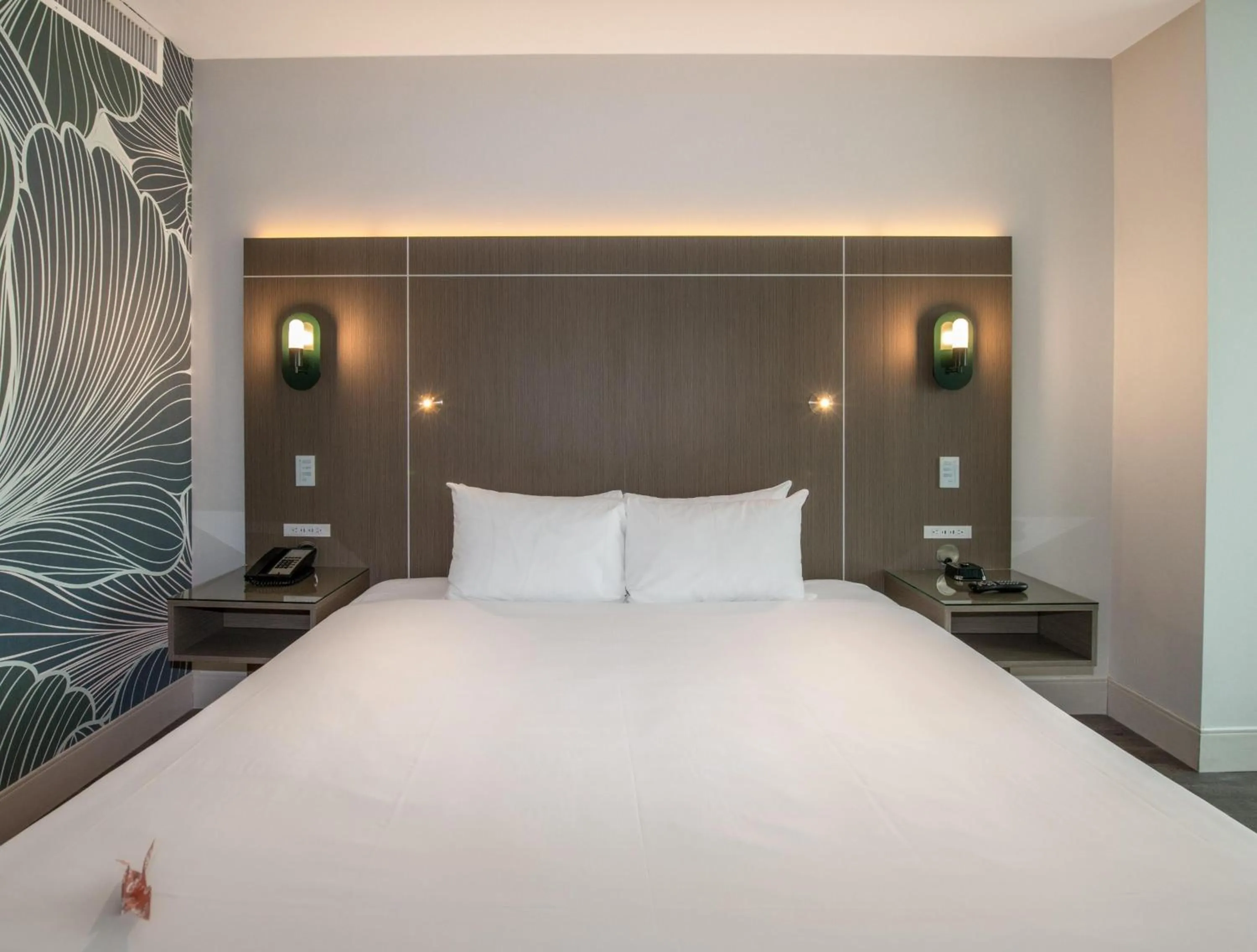 Bedroom, Bed in Coast Coal Harbour Vancouver Hotel by APA