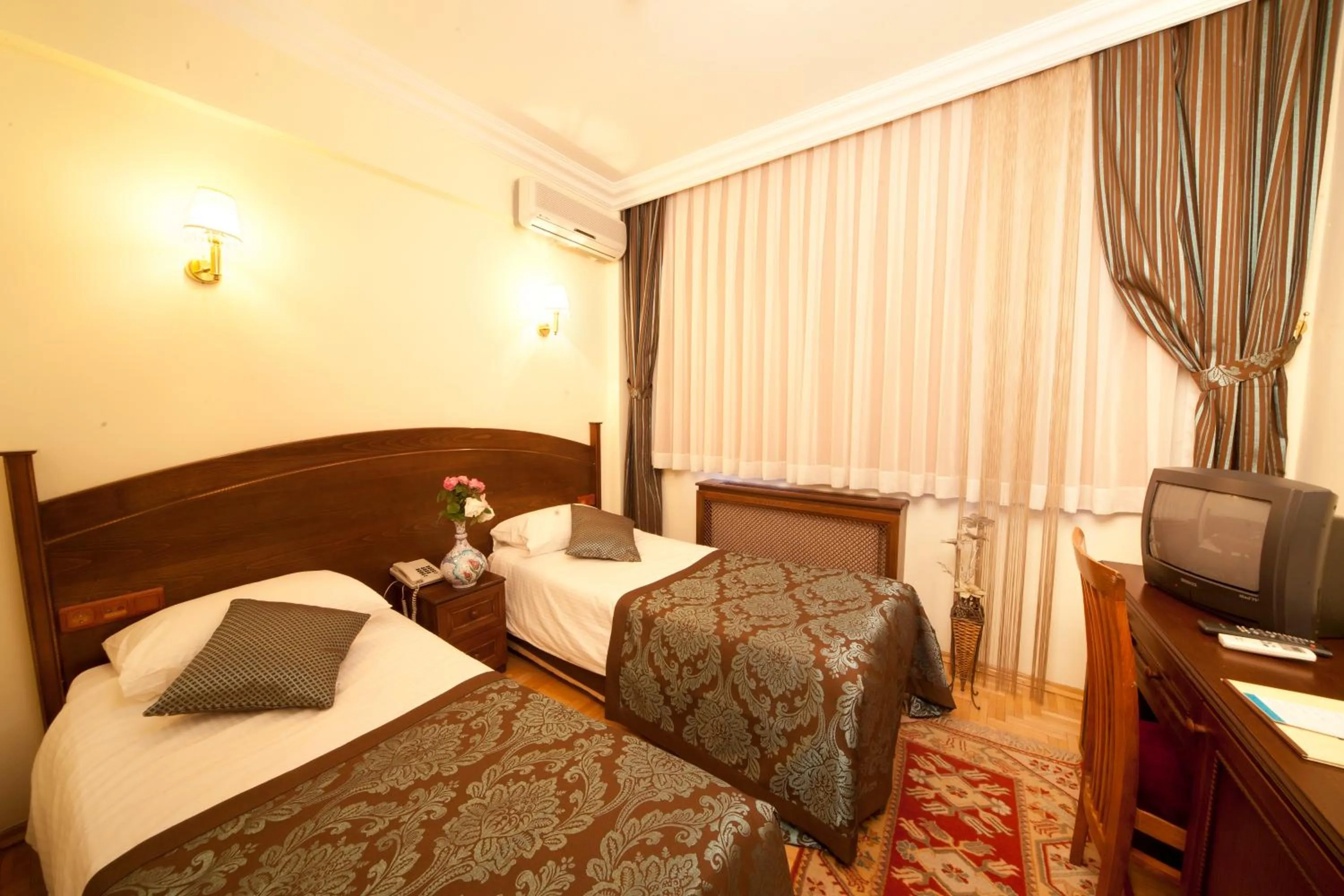 Photo of the whole room, Bed in Turquhouse Hotel