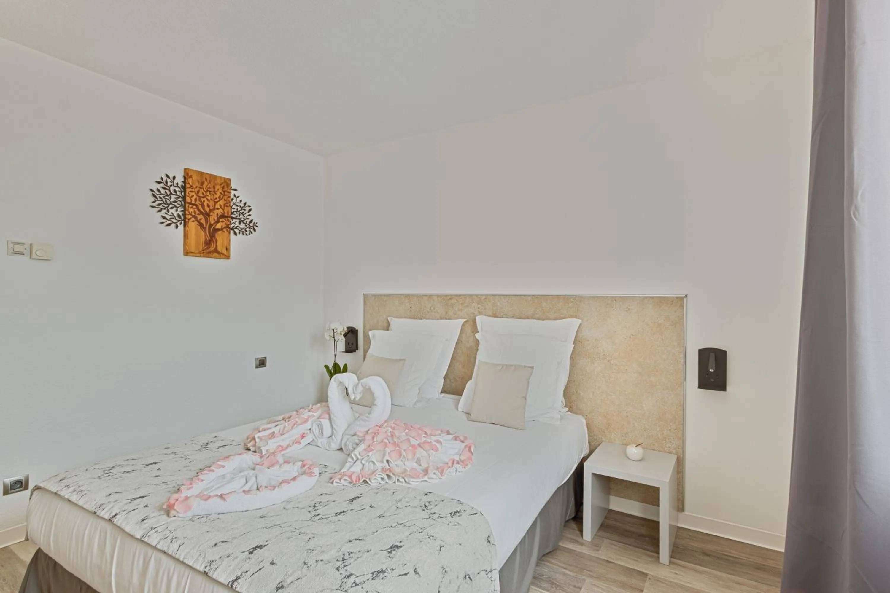 Bed in Hôtel Provence