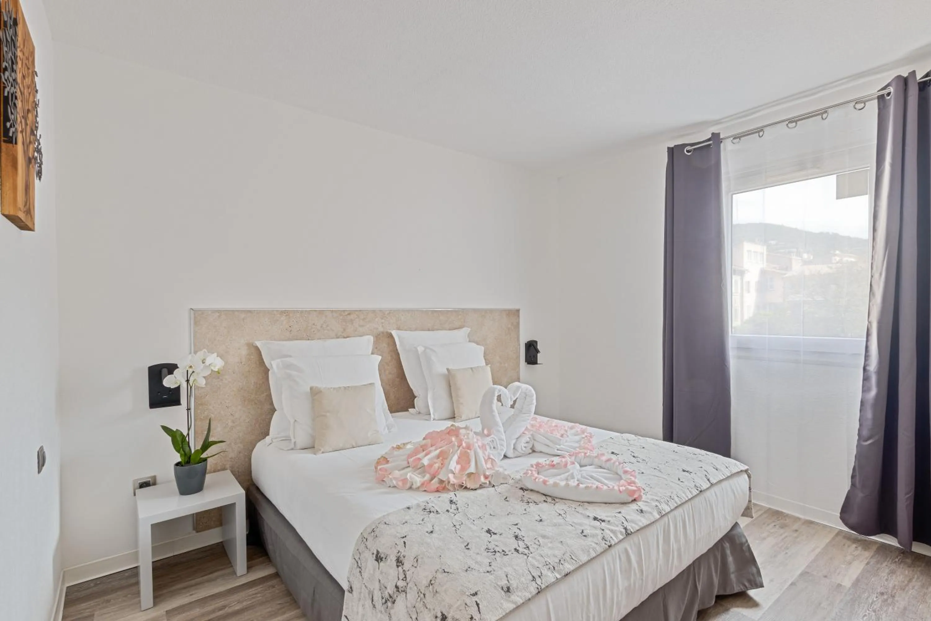 Bed in Hôtel Provence