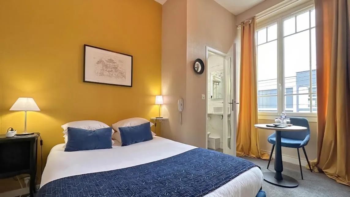 Bedroom, Bed in Hôtel Coeur De Loire