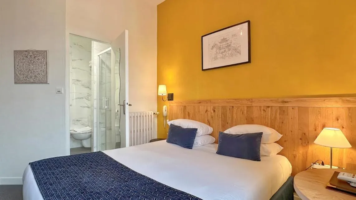 Bedroom, Bed in Hôtel Coeur De Loire