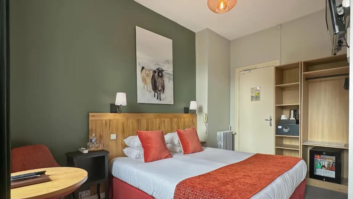 Photo of the whole room, Bed in Hôtel Coeur De Loire