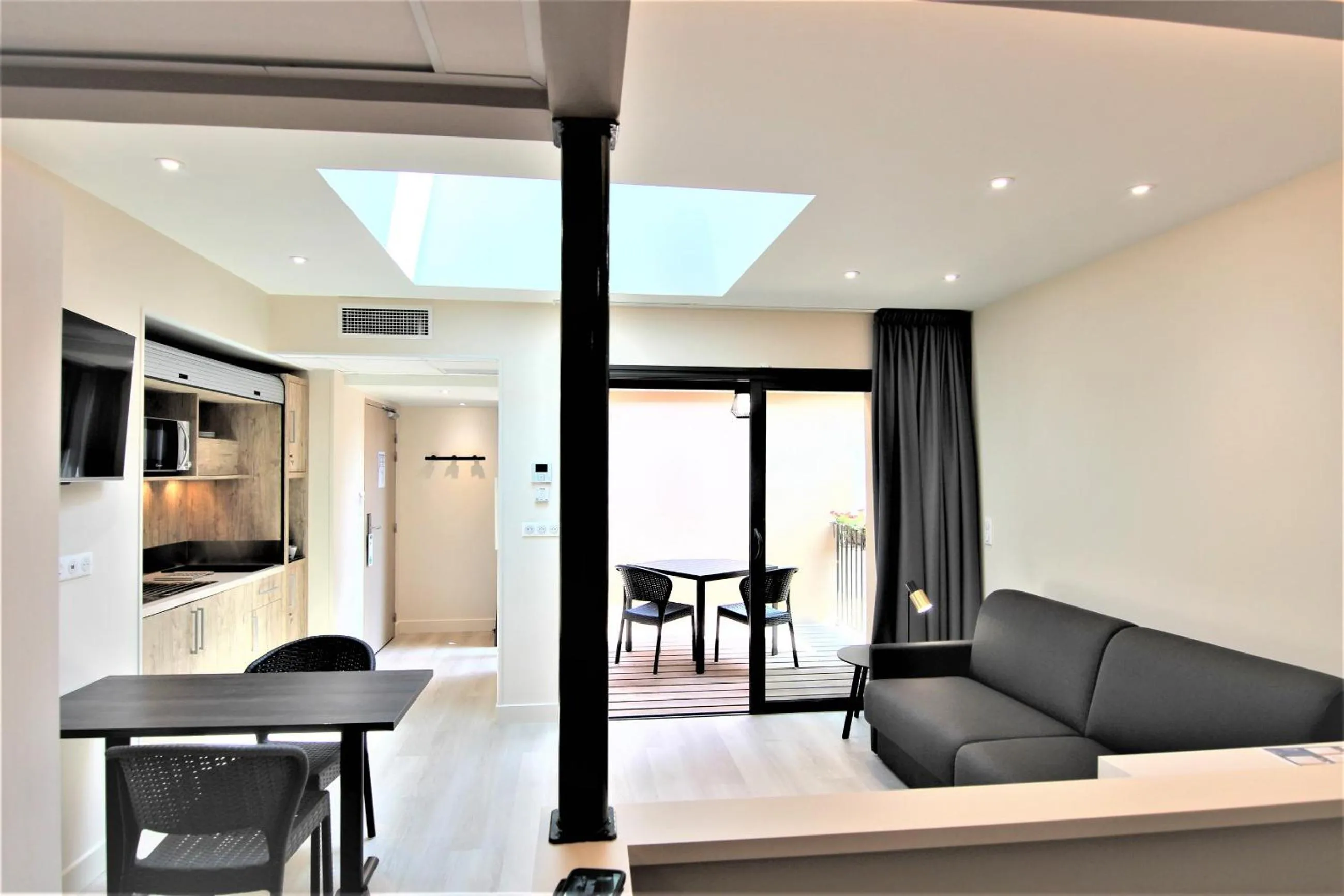 Patio in Hôtel Montaigne